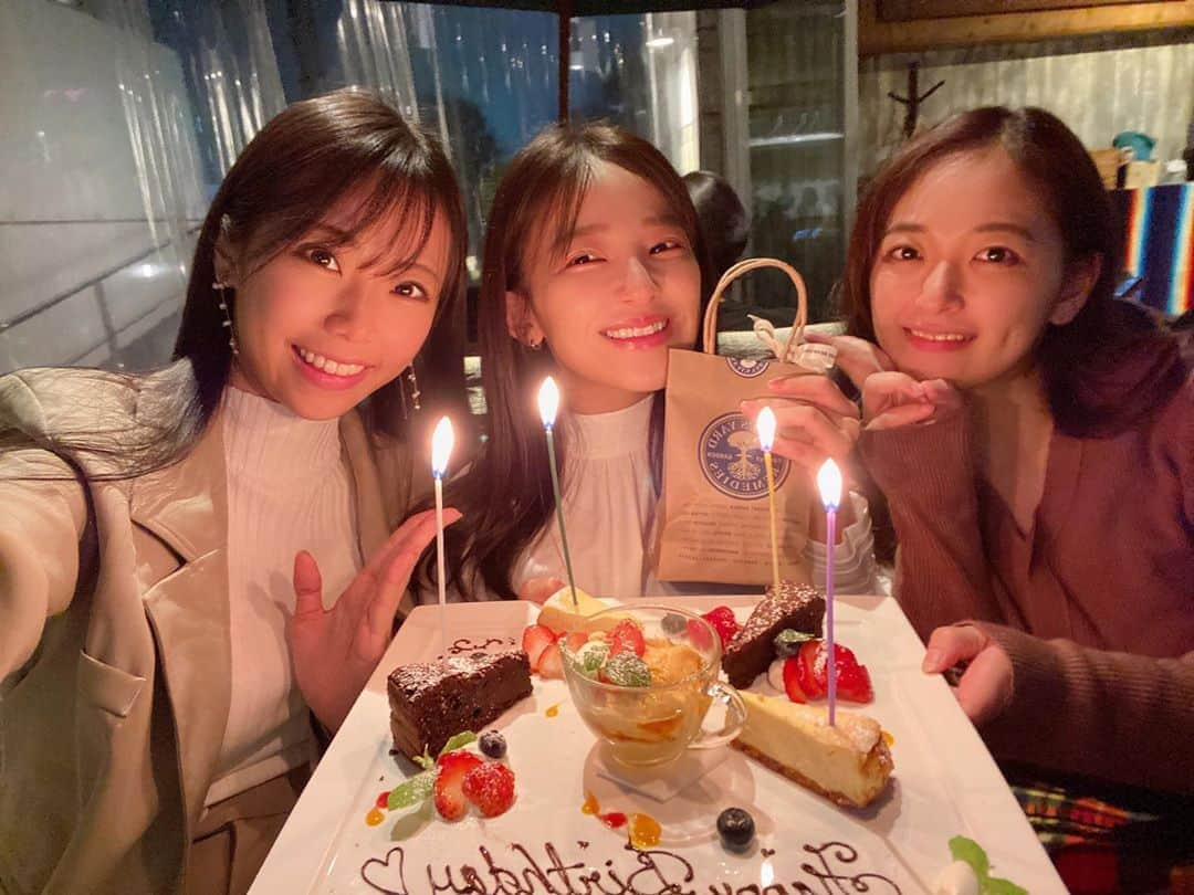 鈴木ふみ奈さんのインスタグラム写真 - (鈴木ふみ奈Instagram)「この前やなぱいとじゅんちゃんのお誕生日お祝いしたよ🎂✨ おめでとおお❤️ プレート来た瞬間1秒で泣いててうけた🤣💕かわいすぎた。笑  そして、やなぱいさんも芸能界復帰おめでとおおお❤️ おめでたい事だらけだ🥺  #天木じゅん #柳瀬さき #鈴木ふみ奈 #親友 #誕生日 #復帰 #おめでとう #happybirthday #やなふみじゅん」11月1日 20時29分 - fuminasuzuki