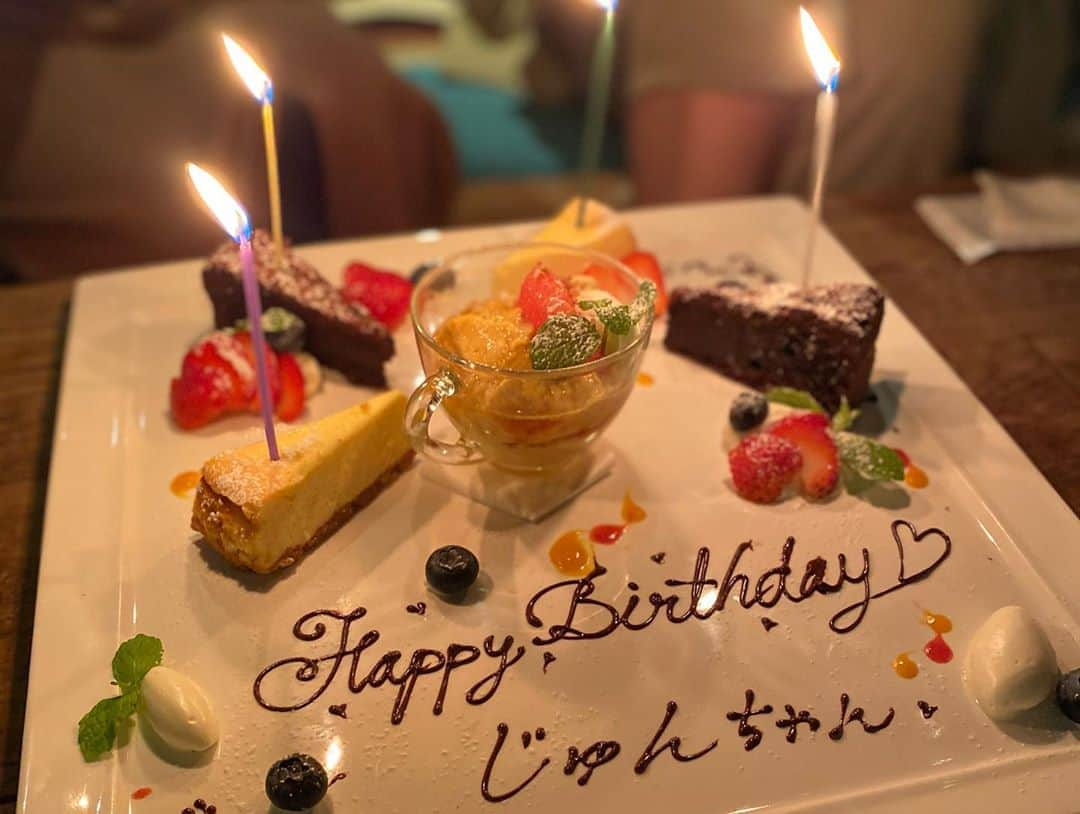 鈴木ふみ奈さんのインスタグラム写真 - (鈴木ふみ奈Instagram)「この前やなぱいとじゅんちゃんのお誕生日お祝いしたよ🎂✨ おめでとおお❤️ プレート来た瞬間1秒で泣いててうけた🤣💕かわいすぎた。笑  そして、やなぱいさんも芸能界復帰おめでとおおお❤️ おめでたい事だらけだ🥺  #天木じゅん #柳瀬さき #鈴木ふみ奈 #親友 #誕生日 #復帰 #おめでとう #happybirthday #やなふみじゅん」11月1日 20時29分 - fuminasuzuki