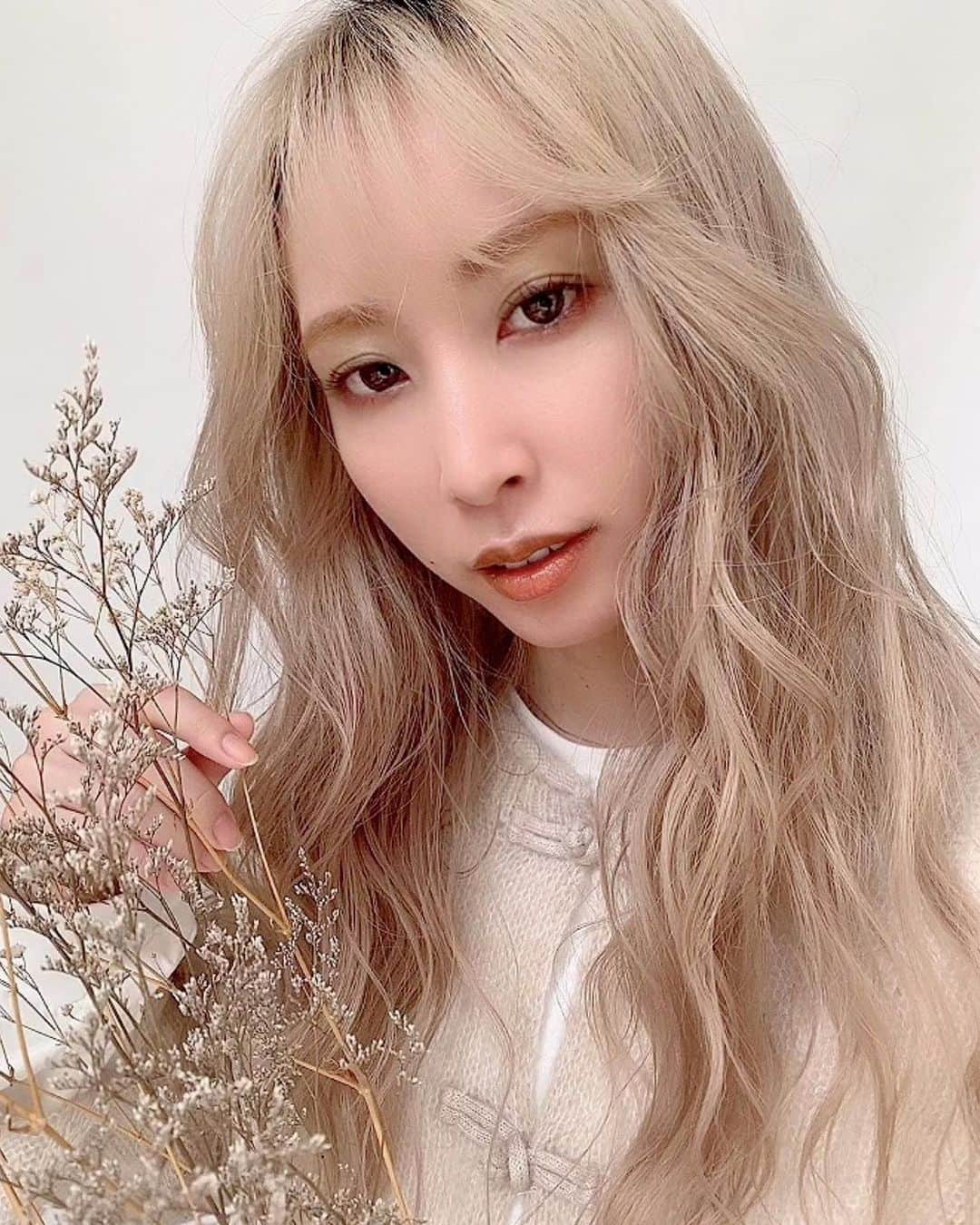 榊原伶奈のインスタグラム：「植本さん依田さん🥺❤️   #ハイトーン　#ハイトーンカラー　#ブロンド　#ホワイトカラー #ホワイトベージュ #サロンモデル #ケアブリーチ #ブリーチ　#外国人風カラー #ロングヘア　#ホワイトブロンド」