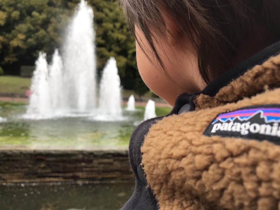 sioneのインスタグラム：「噴水が好きなようです。  どんどん日が暮れるのが早くなっていく。今日もなかなか良い焼け具合だったようで。  当日は仕事だったのでお祝いのケーキは今日に。初めてのケーキ、とても美味しそうに食べてました🥰 あっという間に2歳、早いなぁ。。。」