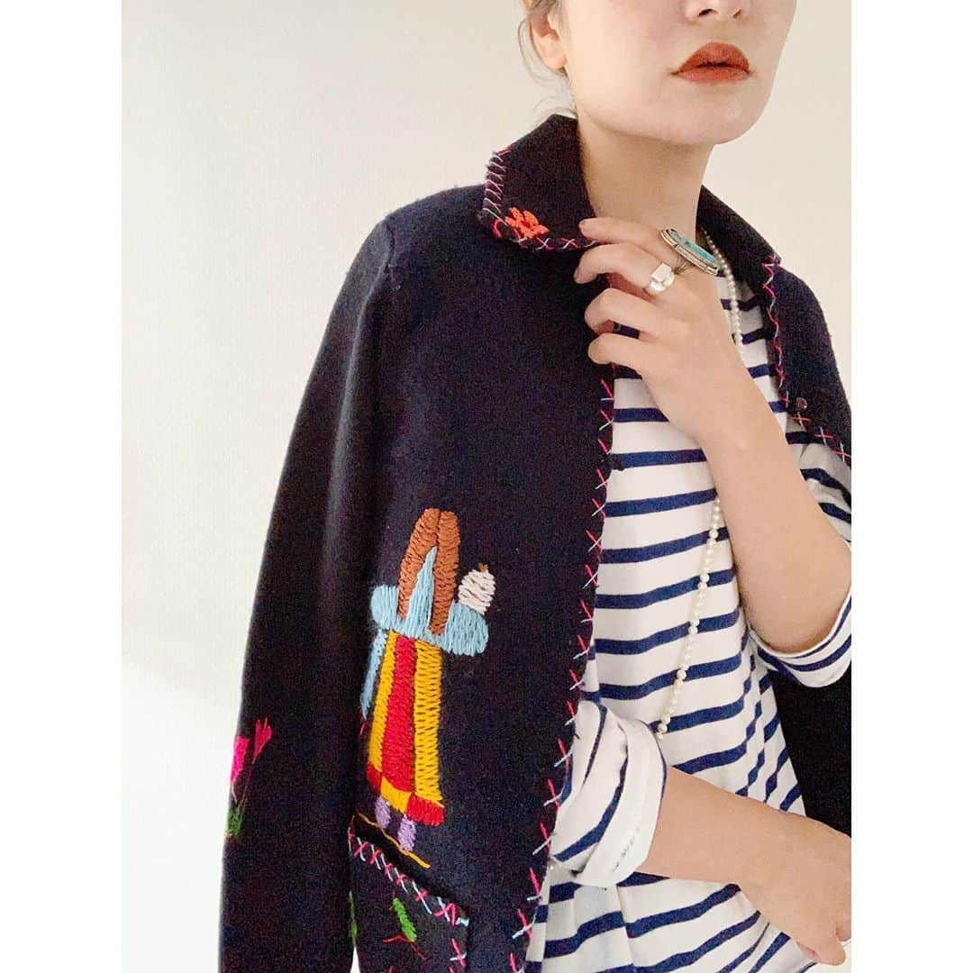 川島幸恵さんのインスタグラム写真 - (川島幸恵Instagram)「🧵🧵🧵﻿ ﻿ 愛くるしい刺繍アイテム。﻿ このメキシカンジャケットも私の元に来て10年選手🎽✨﻿ ﻿ ボーダーとパールに合わせて、ボトムは綺麗めなスラックスが気分🌈﻿ ﻿ ﻿ #SHENERY_official﻿ #tops #border #SHENERY﻿ #jacket #vintage #mexico﻿ #necklace #pearl﻿ #embroidery  #wool﻿ #fashion #styling﻿ #autmun﻿」11月1日 20時32分 - sachie118