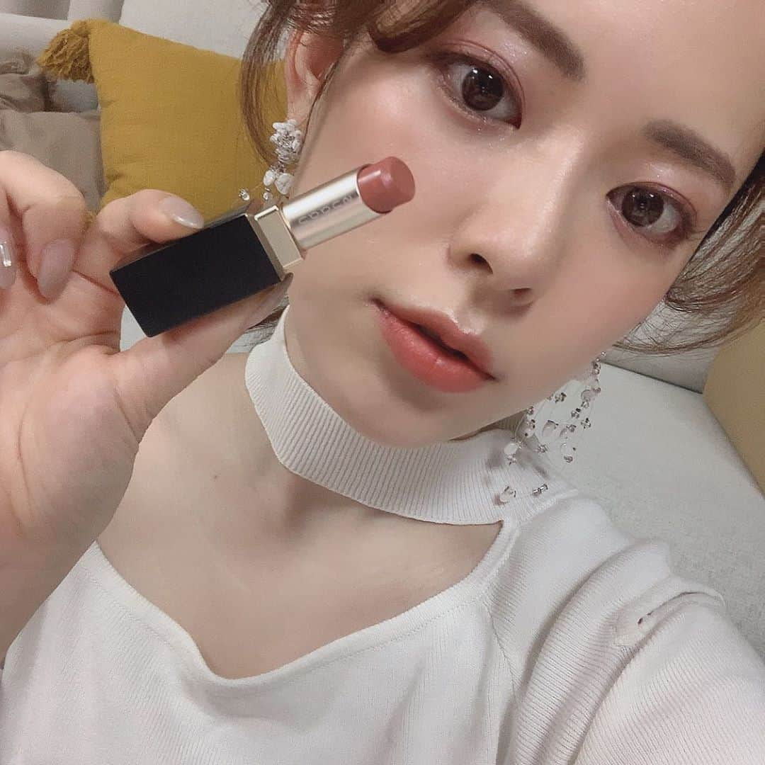 関根理紗さんのインスタグラム写真 - (関根理紗Instagram)「SUQQUのバイブラントリッチリップスティック110🥰  クリーミーなマット これはマットなのか、マットではないのかの議論がガストで3時間繰り広げられそうなツヤとマットのほんとに中間な感じのリップ。  塗り心地するするでくせになる🥰  色味も可愛くて🍙  幸である  #SUQQU #クリスマスコフレ　#バイブラントリッチリップスティック110 #バイブラントリッチリップスティック」11月1日 19時05分 - sekine.risa