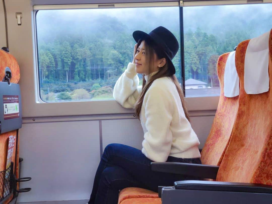 Hairmake Shinoさんのインスタグラム写真 - (Hairmake ShinoInstagram)「東武特急をつかって 奥日光日帰り旅 @tobu_nikko_trip ． ． 久しぶりの女子旅! 日光は車で何回か行ったことがあるけど、今回は電車とバスを使って行ってみました! ． 目指したのは、 観光でも訪れる人が少ない 奥日光 西ノ湖! ．  電車とバスをだから起きるあるあるもいれつつ投稿していきます。 ． 【あるあるヒストリー】 駅が改装されると、以前通り抜けできた場所が封鎖されてたり、場所が変わっていることも。便利になったはずだけど、なれるまで迷子🤷 ． ． #栃木#奥日光#旅行 #旅行好き女子 #日帰り旅行 #日光旅行  #紅葉#紅葉狩り #秘境#秘境巡り #東武日光#写真女子 #自然が好き #travelphotography #tripgram #japantravel #japan_photo」11月1日 19時06分 - hairmakeshino