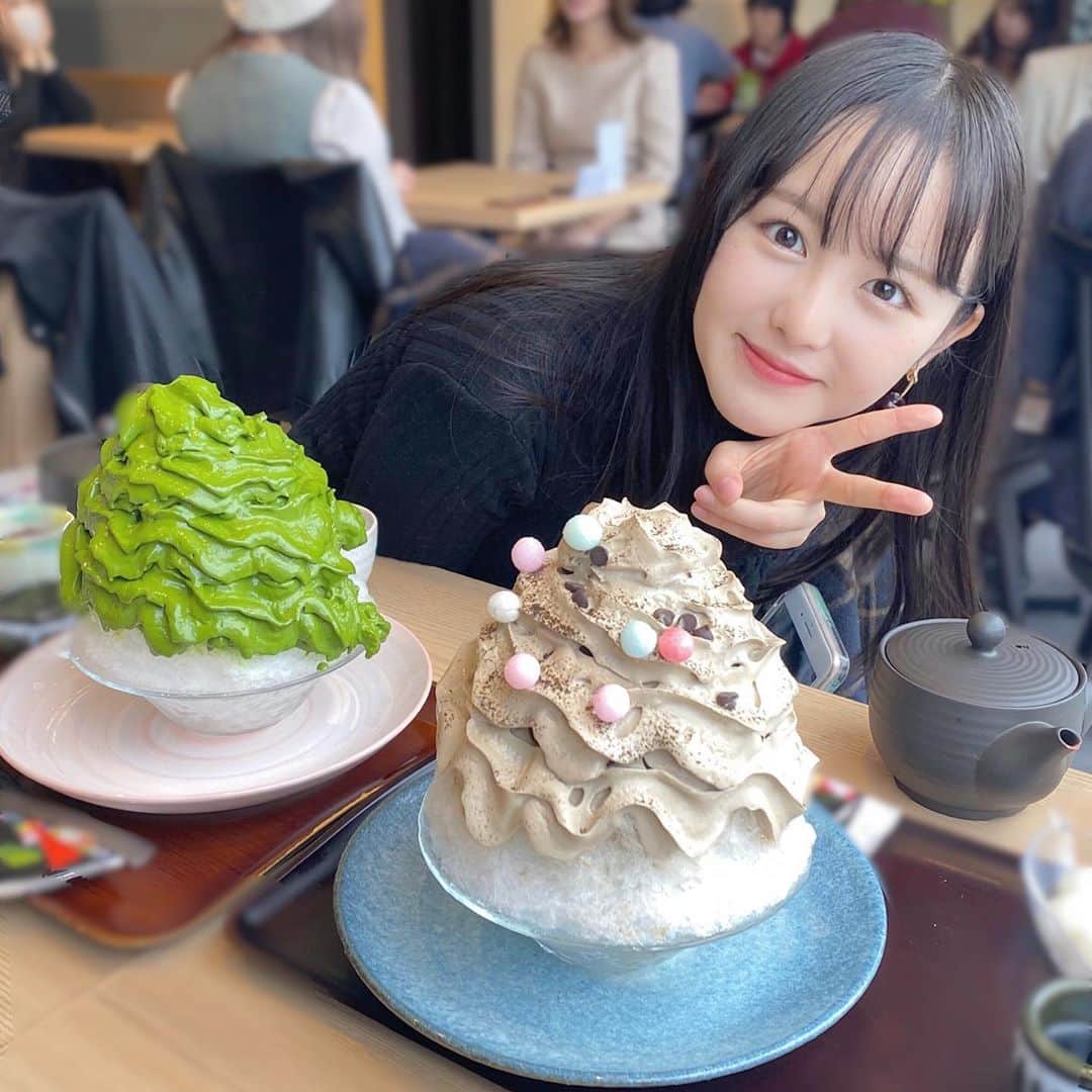 伊藤小春のインスタグラム：「・﻿ お久しぶりです♡﻿ ﻿ 10月はバタバタしていたらハロウィンにも﻿ 気づかずあっという間に終わってしまい……﻿ このまま11月も一瞬で過ぎてしまう予感です🍠笑﻿ ﻿ ﻿ 中学からの仲良しメンバーで、﻿ その中の1人の子の卒業制作展に行ってきました！﻿ みんな課題やら受験やらで忙しく、中々時間が合わなくなっちゃったけど、たまに会えると安定に楽しいし嬉しい〜〜！﻿ ﻿ ﻿ ﻿ 予想外に暑かったので、季節外れのかき氷を食べました☃️﻿ ﻿ ﻿」