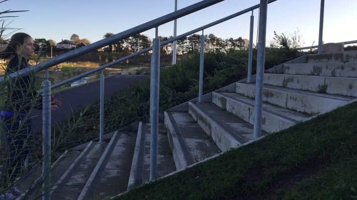 ゾーイ・クラークのインスタグラム：「Here’s a stair plyometric circuit I like to do post gym: Double foot forward  Single foot forward Single foot sideways Leg switches High knees sideways  Ankle dribbles  #plyometrics #plyo #plyometricstraining #stairjumps #stairruns #stairtraining #training #athlete #reactivepower #sprints」