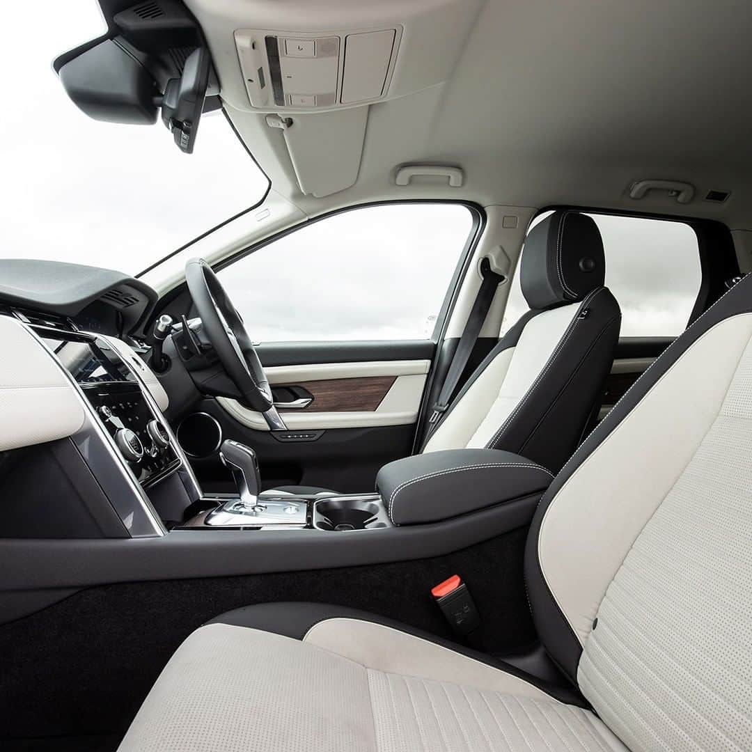 Land Roverさんのインスタグラム写真 - (Land RoverInstagram)「The perfect environment for family adventure. The #LandRover #DiscoverySport's interior perfectly merges technology and comfort to make exploration easy. Search "Discovery Sport configurator" to design yours.  #Adventure #FamilyAdventure #4x4 #Carsofinstagram #Technology」11月1日 19時00分 - landrover