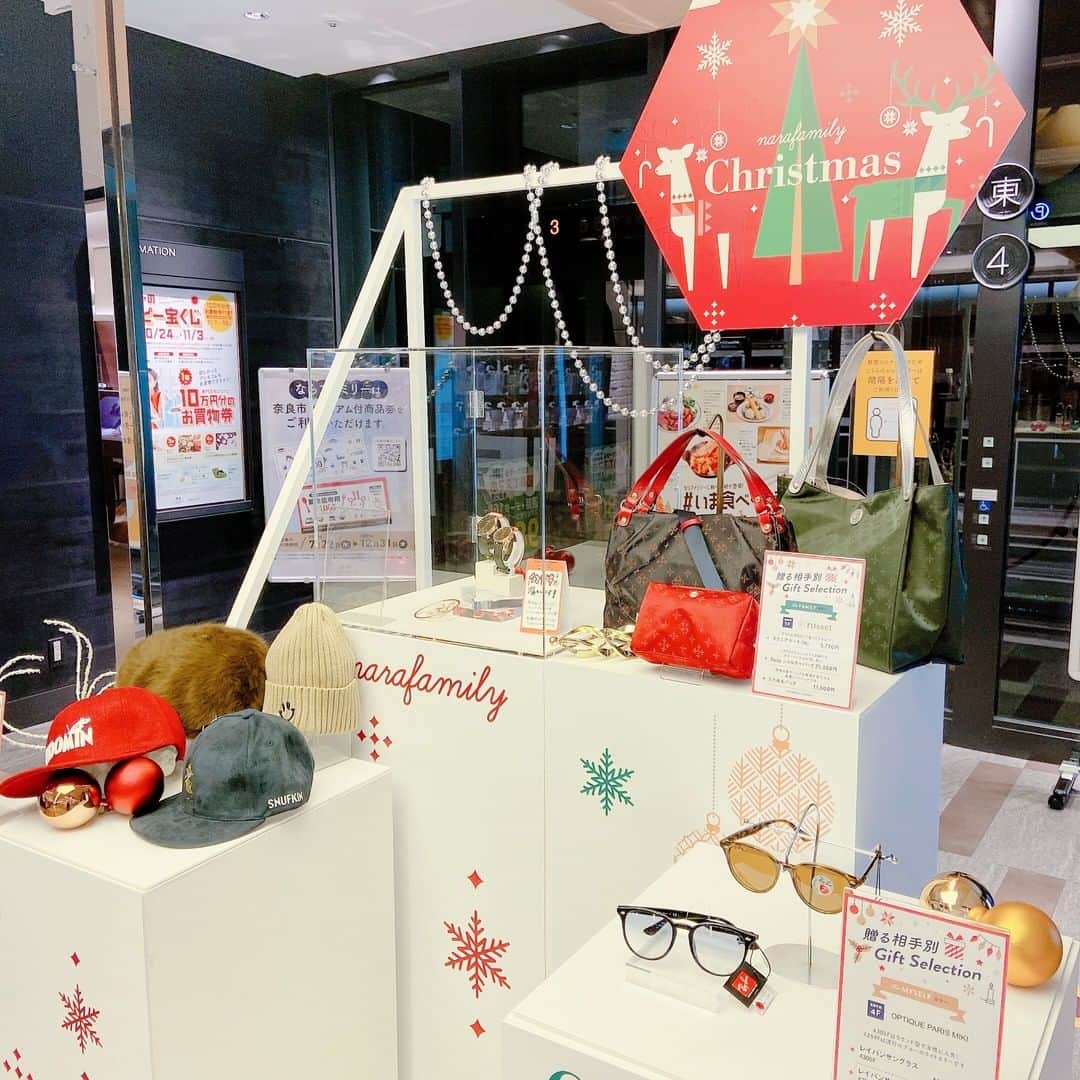 のインスタグラム：「. 家族、彼、友だち、自分へ 渡す相手をイメージして選ぶ とっておきのクリスマスギフト❤️ . . 今年のクリスマスギフトは何にする？  大切な人を想いながら、 プレゼントの準備をはじめよう。 . . . #christmas  #christmasgifts  #クリスマス #クリスマスギフト  #ならファミリー #ならファ #narafamily #narafa #大和西大寺 #奈良 #autumn #shopping #fashion #クリスマスプレゼント #おしゃれさんと繋がりたい」