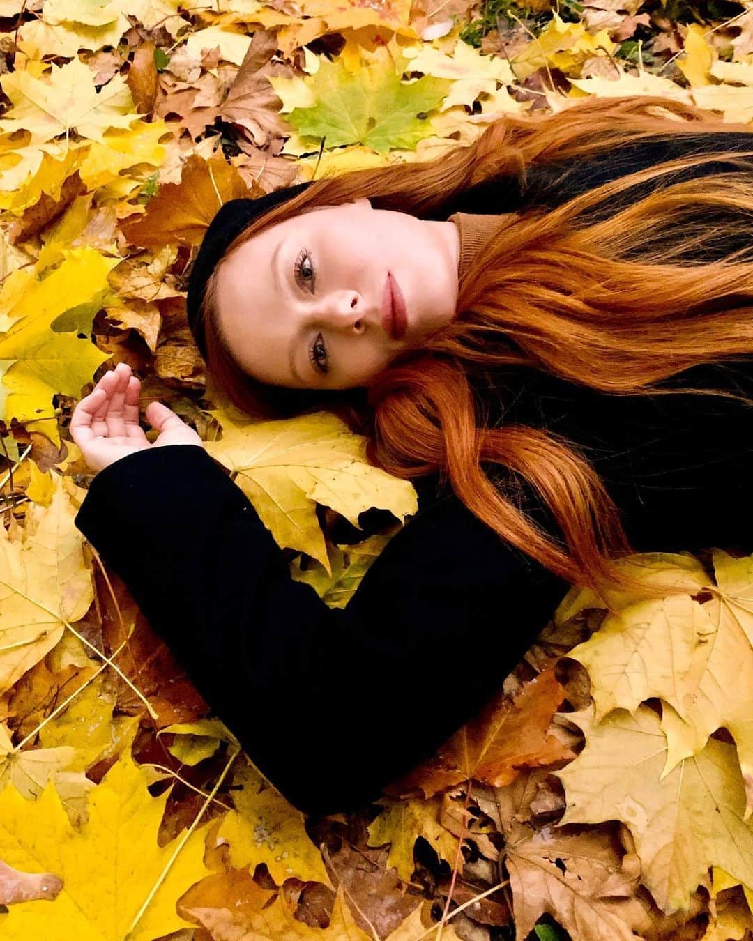RU.TVさんのインスタグラム写真 - (RU.TVInstagram)「💫 Юлия Савичева рассказала, что любит осень за красивую листву и яркие краски! ⠀ 🍁 А чем тебе нравится это время года? Пиши в комментариях! ⠀ #rutv #рутв #юлиясавичева @yuliasavicheva」11月1日 19時01分 - ru_tv