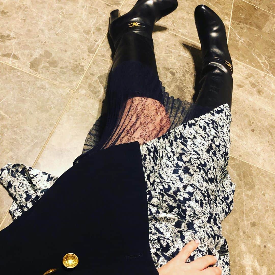 阪井あゆみさんのインスタグラム写真 - (阪井あゆみInstagram)「大好きなブーツの季節🖤 #ootd  jacket#beautyandyouth  dress#stunninglure  boots#celine」11月1日 19時04分 - ayumisakai0121