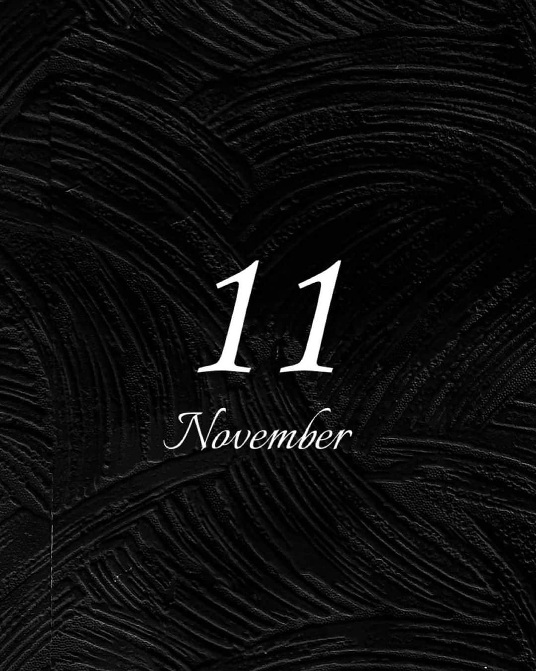 LISAのインスタグラム：「#November #november1st #1101 #11月 #11月1日 #霜月 #🖤」