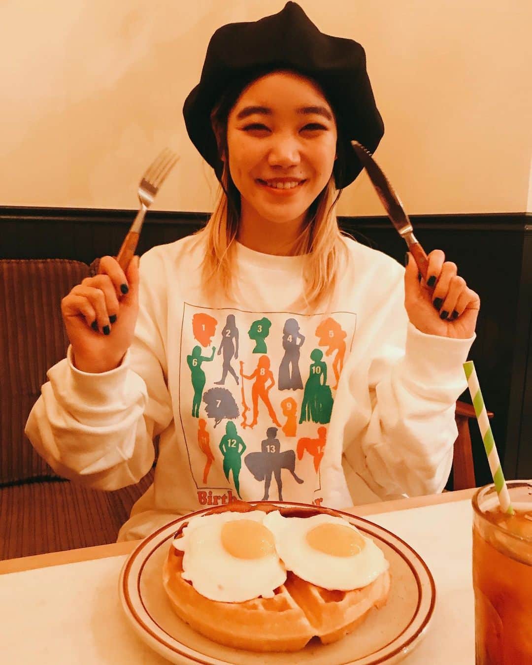 板橋よしえのインスタグラム：「. ワッフルと子供みたいな @cc_chittiii_bish ちゃん🐤🍳🥞🍴💛カワイイ～～～💛💛💛 〰〰〰〰〰〰〰〰〰〰〰〰〰 Waffle and bacon,eggs any style @hohokamdiner」