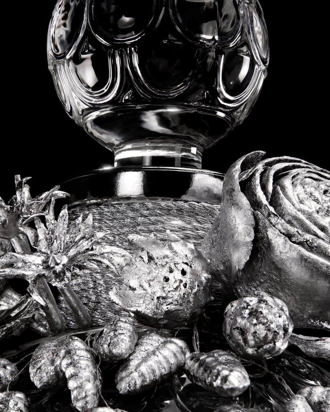 のインスタグラム：「Using palladium gilding - a metal more precious than gold - artist Anne Brun has composed a glittering bouquet of the iconic plants characteristic of the French Riviera. Utterly transformed, the once ephemeral flower takes on an aspect of permanence for this 100th anniversary edition of Eau de Fleurs de Cédrat.  @annebrundorure  #Guerlain #GuerlainParfumeur #Perfume #Piecedexception #anniversary #piecedexception #savoirfaire」