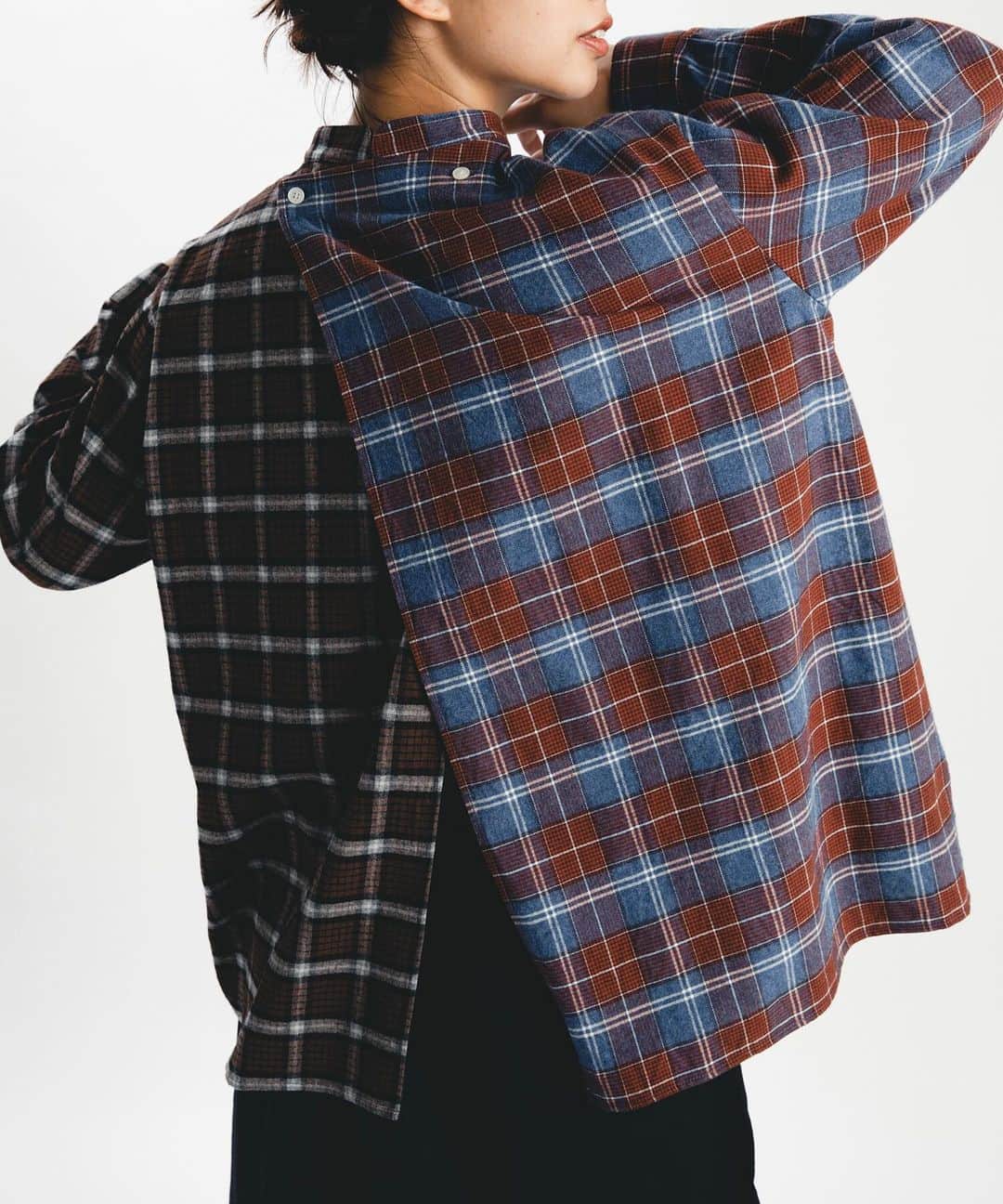 ネ・ネットのインスタグラム：「ご好評につき完売しておりました、pickable check shirtsの追加予約が好評受付中。ぜひご覧ください。﻿ ﻿ ■pickable check shirts ﻿ 異なる左右の身頃を組み合わせるpickable（ピッカボー）シリーズに、秋冬の季節にうれしいネルチェック素材が登場しました。スタンドカラーでバックに開きがあるシャツは、裾線は直線にし、脇にスリットを入れて丈に前後差をつけています。 袖口にタックを施しふんわりさせながらも、メンズライクなデザインを融合させました。 前だけをインして着たり、羽織として着たり、コーディネートの幅が広がるアイテム。 ﻿ ﻿ #ネネット #nenet #新作 #new #autumn #winter #2020 #collection #fashion #tokyo #pickable  #ピッカボー」