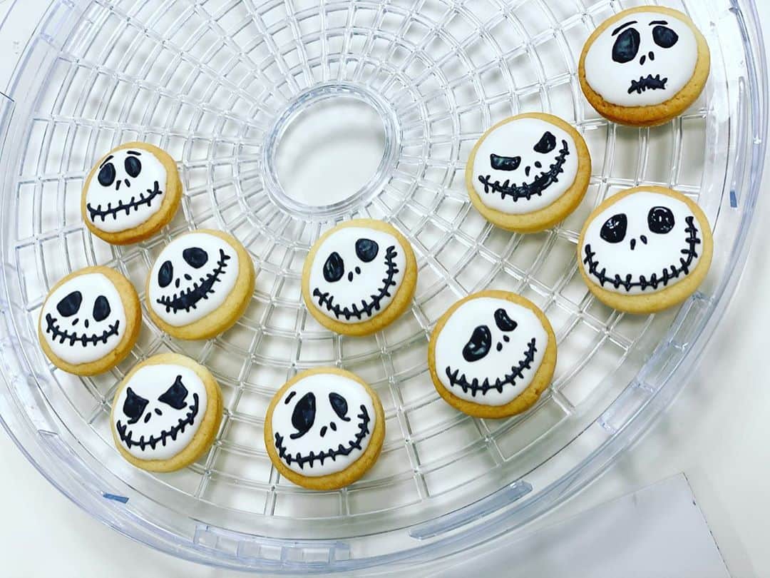 のインスタグラム：「Halloween cookies!!  アイシング楽しくて 色々挑戦したくなっちゃった。 仕事と勉強以外でこんなにも集中して作業ができる時間って… 今や本当に貴重！  それぞれ名前入りのものとペアで パーティのお土産にしました❤︎ 子どもたちもママたちも喜んでくれて嬉しかったなぁ☺︎  @akina1117  いつもありがとうー！  #cookie #halloween  #icingcookies #sweets #homemade #hobby #nightmarebeforechristmas  #jack #cute #forkids #gift #love #life #thanks」