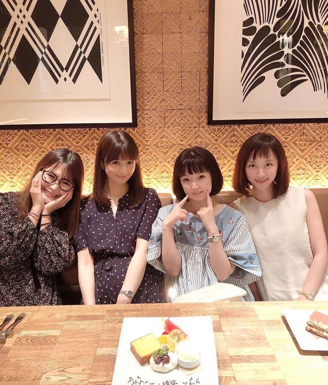 山口もえのインスタグラム：「いつの日かのランチ🍽✨ ママになってから仲良くなった4人 ここまで何でも話すようになれるとは・・・ 皆飾らないから大好き♡  #lunch#私 #千秋 ちゃん #小倉優子 ちゃん #ギャル曽根 ちゃん #ママ友#皆#マイペース #楽チンが一番#笑 ※この時だけ近づいたよ」