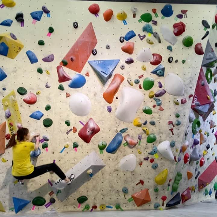 ホン・イン・リーのインスタグラム：「慢慢調整中.. #抱石 #bouldering #ボルダリング」