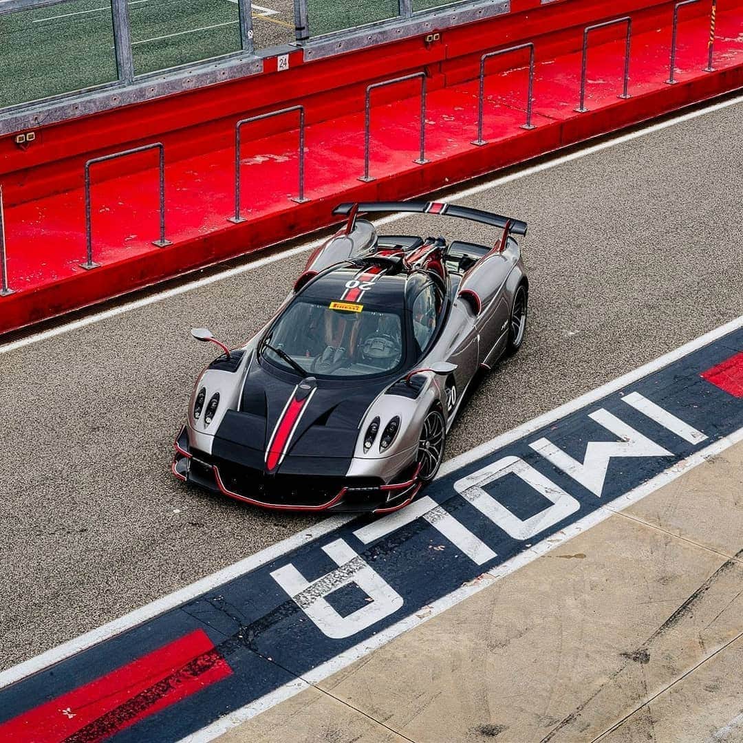 パガーニ・アウトモビリのインスタグラム：「Formula 1 is back to Imola for the first time in 14 years!  ⠀ Magazine @auto.italiana⠀ Pics by @perugini79⠀ ⠀ #pagani #huayra #roadsterbc #imola #gp #formula1 #f1」