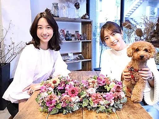 松原汐織のインスタグラム：「with @aya_matsuyama_official  ・ 毎月恒例の @gigifleuriste のワークショップ💐 (写真を撮る時だけマスクを外しています) ・ 今月はリース型アレンジメントをリクエストしました🙋🏻‍♀️ ヒペリカム、ケイトウ、ジニア、カンガルーポー、アルストロメリア、マム、アスター、アイビー、ユーカリを使用しています。 ・ ２時間弱、お花と集中して向き合う時間♡ 自分へのご褒美の様な、とても充実したひと時でした😌🌸 ・ #gigifleuriste #flowerarrangement  #フラワーアレンジメント」