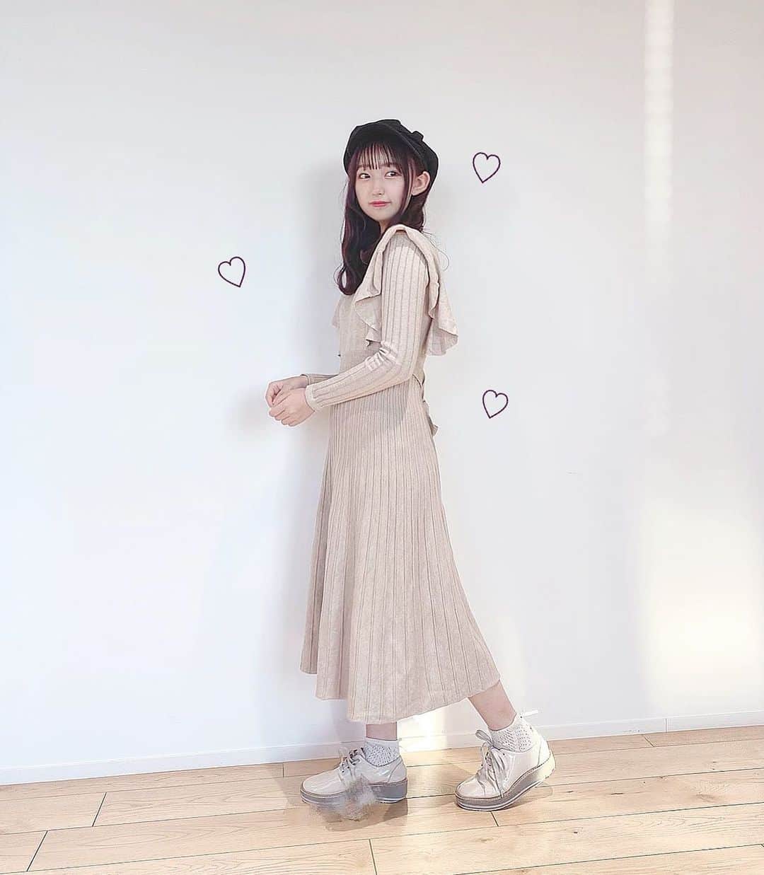 町田穂花のインスタグラム：「. . 生電話会1日目のお洋服🎀 . こういう大人っぽいワンピース はじめて着た〜( ¨̮ ) . 肩のデザインがかわいくてすきᐡ｡• ·̫ •｡ᐡ‪‪❤︎‬ . ‪‪❤︎‬onepiece @inframince_official  .  #私服コーデ #私服 #アンフラマンス #inframince #ガーリーコーデ  #ニットワンピース」