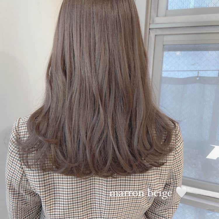 佃加菜のインスタグラム：「赤みのない柔らかい marron beige🤍 品と清潔感のあるヘアに♡ . 毛先を揃えてカットして、ゆる〜く巻いたヘアはジャケットに合ってて可愛い🤍 .」