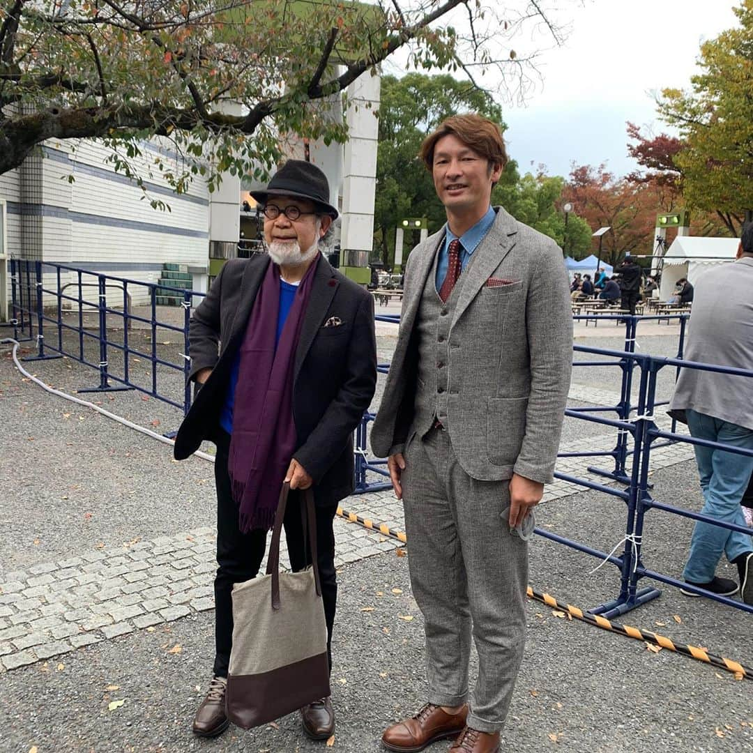 巻誠一郎さんのインスタグラム写真 - (巻誠一郎Instagram)「本日、代々木公園で開催されたEarth Day Tokyo 2020に参加させていただきました。  鎌田實先生と様々なことについてトークライブをやらせていただきました！  鎌田先生はお医者さんでありながら、社会課題に積極的に取り組まれてる先生で、今回も非常に勉強になりました！  こうやって少しずつ、コロナと向き合いながら色々なイベントが開催されるのは嬉しい事ですね。  鎌田先生も話されてましたが、やはりマスクを着用して、手洗いうがいをし、三密を避けながらという事は大切です。  引き続き油断せずに、気を引き締めながら生活していきたいと思います。  #earthdaytokyo #鎌田實 先生 #巻誠一郎」11月1日 19時32分 - makiseiichiro9