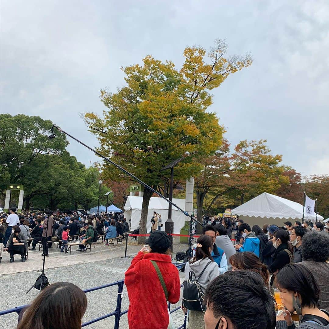 巻誠一郎さんのインスタグラム写真 - (巻誠一郎Instagram)「本日、代々木公園で開催されたEarth Day Tokyo 2020に参加させていただきました。  鎌田實先生と様々なことについてトークライブをやらせていただきました！  鎌田先生はお医者さんでありながら、社会課題に積極的に取り組まれてる先生で、今回も非常に勉強になりました！  こうやって少しずつ、コロナと向き合いながら色々なイベントが開催されるのは嬉しい事ですね。  鎌田先生も話されてましたが、やはりマスクを着用して、手洗いうがいをし、三密を避けながらという事は大切です。  引き続き油断せずに、気を引き締めながら生活していきたいと思います。  #earthdaytokyo #鎌田實 先生 #巻誠一郎」11月1日 19時32分 - makiseiichiro9