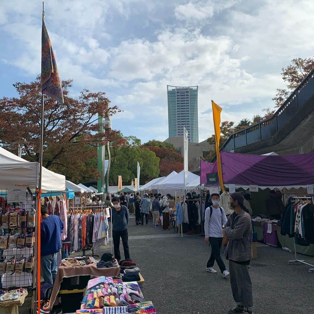 巻誠一郎さんのインスタグラム写真 - (巻誠一郎Instagram)「本日、代々木公園で開催されたEarth Day Tokyo 2020に参加させていただきました。  鎌田實先生と様々なことについてトークライブをやらせていただきました！  鎌田先生はお医者さんでありながら、社会課題に積極的に取り組まれてる先生で、今回も非常に勉強になりました！  こうやって少しずつ、コロナと向き合いながら色々なイベントが開催されるのは嬉しい事ですね。  鎌田先生も話されてましたが、やはりマスクを着用して、手洗いうがいをし、三密を避けながらという事は大切です。  引き続き油断せずに、気を引き締めながら生活していきたいと思います。  #earthdaytokyo #鎌田實 先生 #巻誠一郎」11月1日 19時32分 - makiseiichiro9