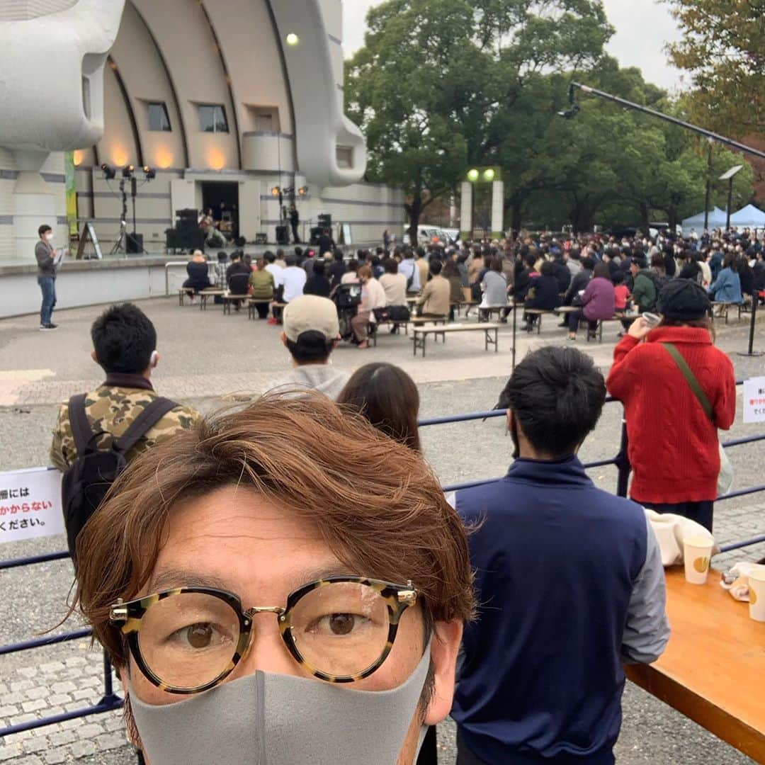 巻誠一郎さんのインスタグラム写真 - (巻誠一郎Instagram)「本日、代々木公園で開催されたEarth Day Tokyo 2020に参加させていただきました。  鎌田實先生と様々なことについてトークライブをやらせていただきました！  鎌田先生はお医者さんでありながら、社会課題に積極的に取り組まれてる先生で、今回も非常に勉強になりました！  こうやって少しずつ、コロナと向き合いながら色々なイベントが開催されるのは嬉しい事ですね。  鎌田先生も話されてましたが、やはりマスクを着用して、手洗いうがいをし、三密を避けながらという事は大切です。  引き続き油断せずに、気を引き締めながら生活していきたいと思います。  #earthdaytokyo #鎌田實 先生 #巻誠一郎」11月1日 19時32分 - makiseiichiro9