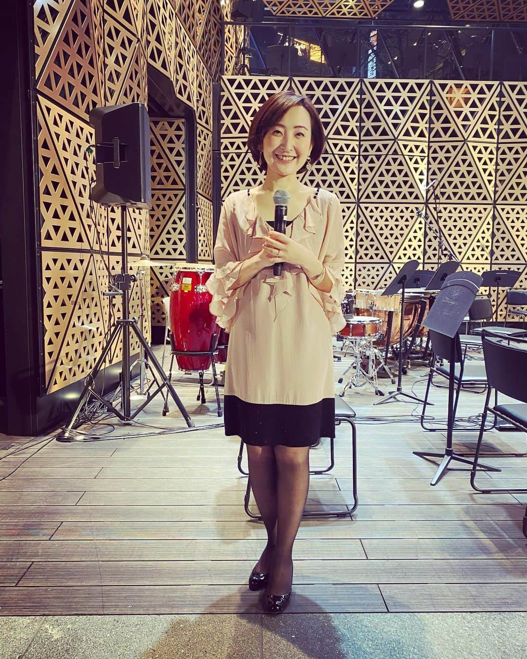 田添菜穂子さんのインスタグラム写真 - (田添菜穂子Instagram)「今日は「Tokyo Music Evening Yube〜西本智実&イルミナートフィルハーモニーオーケストラ」の司会でした😊✨  9月に司会した時はまだ暑いぐらいだったけれど、今日は客席の皆さん、コートで聞いてくださってました😊 くるみ割り人形や新世界❗️グローバルリングシアターに美しく、大迫力で響いていました。 今日は特別出演で佐久間良子さんが「カヴァレリア・ルスティカーナ」の間奏曲をバックに相田みつをさんの詩を朗読されていて‼️それが曲の強弱、フレーズの流れに絶妙に合わせていて、もうほんとうに朗読との協奏曲のようでした✨メロディーのない詩を内容をしっかりと伝えながら、こんな風に既成の曲に添わせることができるなんて…感動しました😌✨  yube公式サイトにアーカイブが後日アップされると思いますのでお楽しみに❗️  次回のyubeコンサートは26日「コバケンとその仲間たちオーケストラ」の司会に参ります。 ご応募、13日までできるようです。  終演後、Yubeのインスタフォローでドリンクが一杯もらえるグローバルリングカフェへ🍹 仕事終わりに癒されました😊💕  #tokyomusiceveningyūbe #豊島区 #池袋西口公園 #グローバルリング #池袋西口公園野外劇場 #西本智実 #イルミナートフィルハーモニーオーケストラ #佐久間良子 #相田みつを #カヴァレリアルスティカーナ #コバケンとその仲間たちオーケストラ #グローバルリングカフェ」11月1日 19時30分 - nahokotazoe