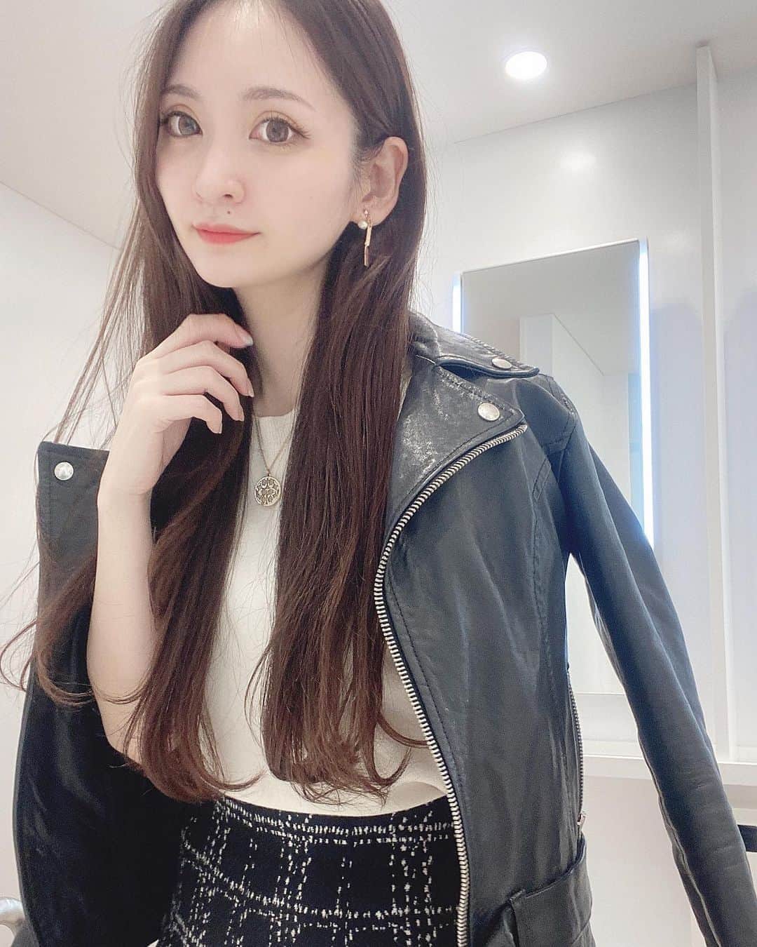 藤後 沙織 とうごさおりのインスタグラム：「リリーオン渋谷明治通り店 @rilleeon.shibuya02 にて小顔になれると話題のソニックフィットを受けてきました♥︎ ソニックフィットは、あらゆるお肌のお悩みにアプローチが可能で、お顔〜首までトリートメントできるの😊 ・ いざトリートメントが始まると、全く痛みがなくマッサージされてる感覚です。 二枚目は右側（写真で見ると左側）のみ施術が終わった状態なのですが、頬の位置が全然違って口角も上がってほうれい線も目立たなくなっててびっくり😮 両側施術後は、直後からお顔がキュッと引き締まって、毛穴も目立たなくなったよ〜！小顔効果と美肌効果が同時に叶うのって嬉しい♥︎ ・ 下記、ひとつでも気になったらおすすめです✨ ①たるみ、むくみが気になる！リフトアップしたい！ ②顔の脂肪、二重あごをなくしたい！ ③しみ、シワ、法令線が気になる！ ④肌のくすみを無くし、美白にしたい！ ⑤ニキビ、肌荒れが気になる！ ⑥毛穴の開き黒ずみが気になる！ ⑦首のシワが気になる！ ・ 目に見えて効果がわかったので、また通うつもりです🥰 ・ @rillee_on @rilleeon.shibuya02 ・ #リリーオン #ソニックフィット #小顔 #リフトアップ #渋谷明治通り #エイジングケア #小顔になりたい #リフトアップ #美肌ケア #美白ケア #渋谷」