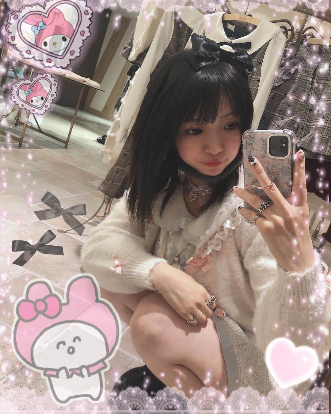 音羽莉夢のインスタグラム：「LIZ LISAで写メしたら可愛い。笑 お店が可愛いからや‪°ʚ✞ɞ°‬ 莉夢の前髪マスクの湿気でわかれてくる。笑🥺  #童顔ロリ巨乳 #合法ロリ #ロリコンホイホイ #撮影会モデル #音羽莉夢 #アミックエンターテインメント  #グラドル自画撮り部 #グラドル #リズリサ #lizlisa」