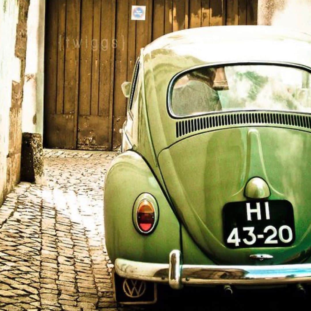 アズニさんのインスタグラム写真 - (アズニInstagram)「And still on the green theme... The Beetle was my first car. Saved up for months. And months.  Are you for the classic or modern version?  #vw #vwbeetlelovers #vwbeetleclassic #lovemycar #greencars #classiccars #retrolifestyle #retrocars #azuni」11月1日 19時37分 - azunilondon