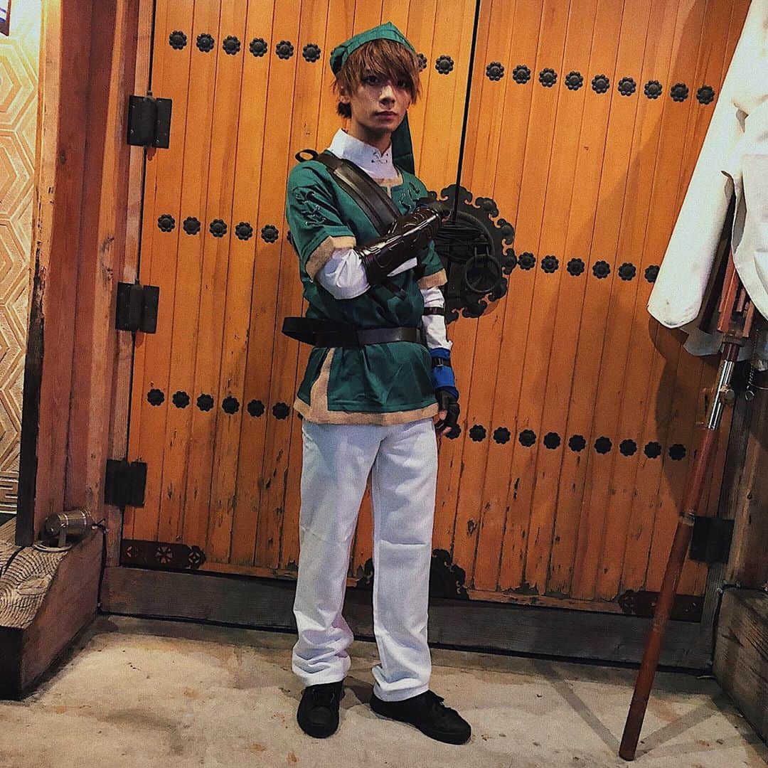 岡田隆之介のインスタグラム：「今年のハロウィンはとてつもなく楽しかったよー❗️って話。 インキャな僕には無縁だったハロウィンだけど、来年のハロウィンが楽しみになりました😏 これはゼルダの伝説のリンク🧝‍♂️ 合わせやすさ考えてこなくてごめんなさい😂 ししとうじゃないよ！ピーターパーンでもないよ❗️❗️ 初めてのハロウィンで感じたことはメイクが難しい！！！YouTubeみて必死にやったけどまだまだ改善の余地ありだった😂 来年はもっと完成度高いのしたいなー！！ 来年は一緒に楽しもうね✨ . . . . . . . #instagood #instalike #like4like #like #ootd #ootn #followme  #halloween #halloweenmakeup #モデル #サロモ #サロンモデル #メンズファッション #ファッション #お洒落さんと繋がりたい #韓国好きな人と繋がりたい #ファインダー越しの私の世界 #フォロミー  #いいねした人で気になった人フォロー #金髪 #マッシュ男子 #雰囲気好きな人いいね #雰囲気推してください  #いいね返し#ハロウィン仮装 #ハロウィンコスプレ #ゼルダの伝説 #リンク」
