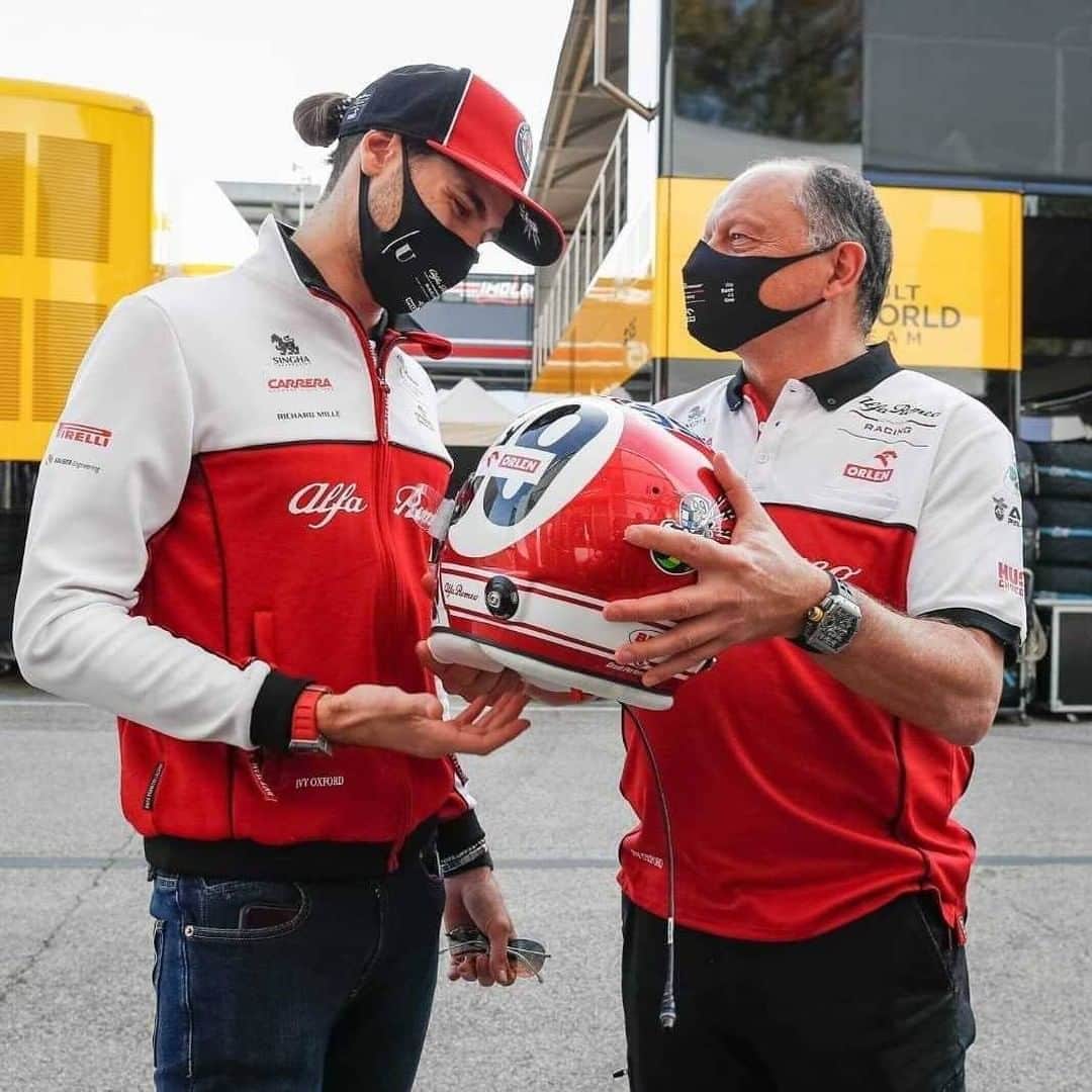 F1さんのインスタグラム写真 - (F1Instagram)「Rate @antogiovinazzi99's lid-very out of 99 😍😝  The Italian driver is sporting a special design for the third race in his home country this season 🇮🇹  #F1 #Formula1 #ImolaGP #Motorsport #Giovinazzi #AlfaRomeo @alfaromeoracingorlen」11月1日 19時46分 - f1