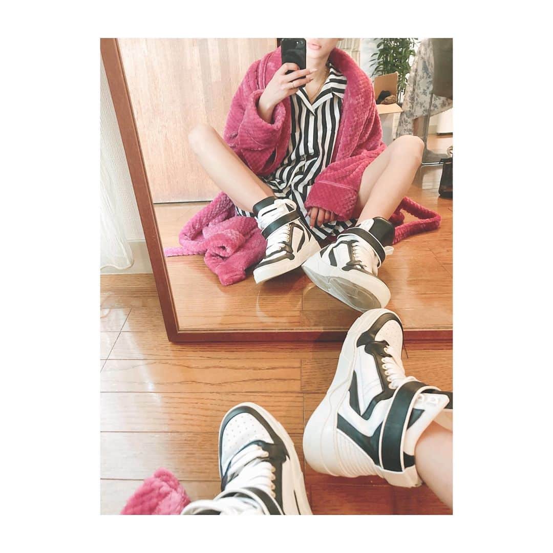 のインスタグラム：「I have such a great OTAKU friend😍♥️😂  @homura_mari 👠  ファッションおたくマリジェラねーちゃんから 大量の美しい靴と 素敵なお洋服がたくさん届いた。 しかも親友リサの分まで😢♥️  ちょうど靴たちの パッキンを開け終わった直後に なんというタイミング プリティウーマン👠📦  写真は リサに送ってくれたGIVENCHY❤︎ ジョーダンモデルなんだってー (知らなくてかっこいい履き方もわからなくて小一時間みんなで審議したw)  超かわいい。  わたしに送ってくれた Adidasは全身アディダスで Run DMC で愉しみたいから まだ履いてない❤︎  アディ子としては。笑  素敵な思い出と 楽しい時間をいつもありがとう！ マリちゃん🤍  #📦　#👠 #👗　#👟 #GIVENCHY」