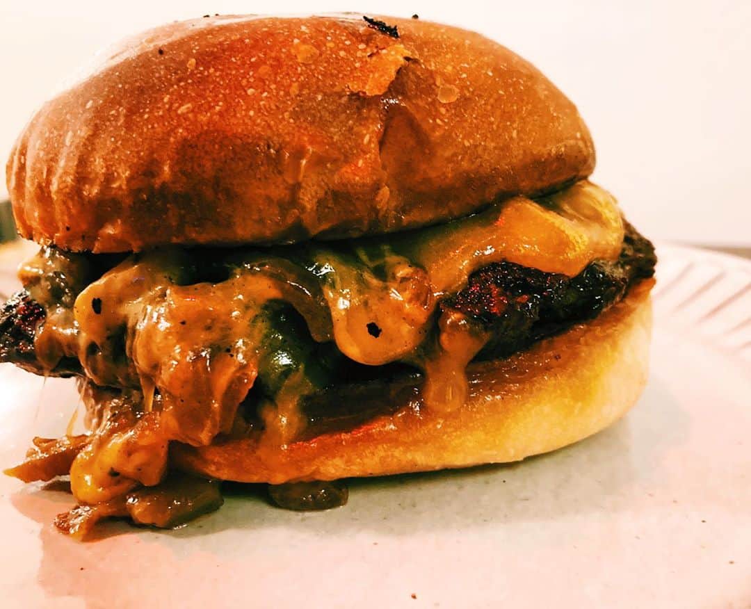 松田珠希さんのインスタグラム写真 - (松田珠希Instagram)「久々にこんなに美味しいハンバーガー食べた🥺🥺 甘辛い玉ねぎとチーズとお肉の旨味。特注のカリフワのバンズ。 さすがNY仕込みのシェフ。 ハンバーガーにはレタスもトマトもいらない派の私のド好みでした。  #ハンバーガー #駒沢　#humberger」11月1日 19時48分 - tamakimatsuda11