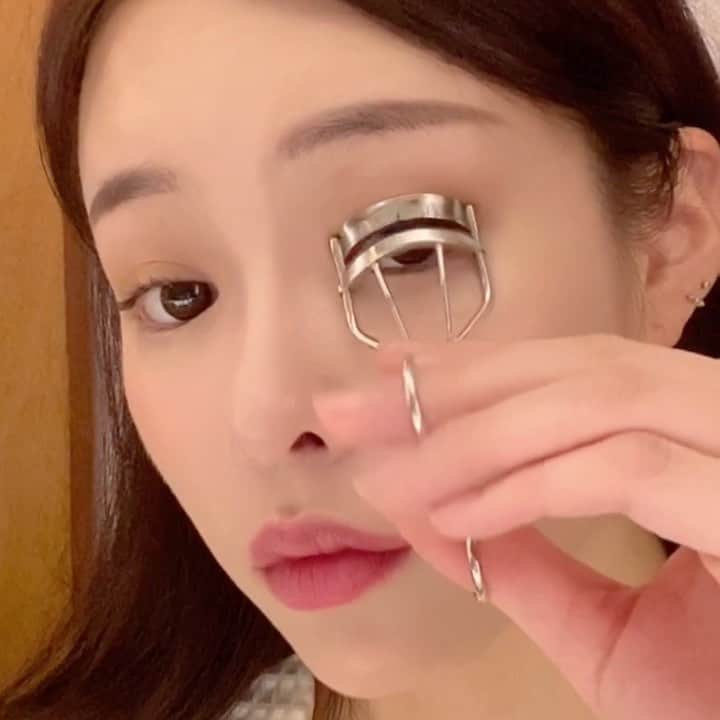 クォン・スジョンのインスタグラム：「피부 메이크업의 완성은 비파데이션!!! 드디어 비파데이션 내일 오전 11시 open 입니다. 비비와 파운데이션의 만남💕 ⠀ 여자의 완성은 피부표현과 속눈썹이라고 생각하는 1인 무결점 피부로 만들어주는 비파데이션은 정말...꼭 한번은 사용해보셨으면 해서 제가 이렇게 강제추천드립니다!  비파데이션 하나면 꿀광 피부표현이 완성되는데!  커버력도 넘 좋아요! 그 두꺼운 피부표현이 아니라  정말 촘촘하고 얇게 펴발리면서 광도나고 커버 미쳤어요ㅠㅠ 이건... 사용해 보신 분들은 아실거에요🤫❤️ ⠀ 6월 첫 공구후 언제 재 오픈 하냐고 문의가 정말 많았던 제품이였는데 너무 제 기준에만 맞춰서 공구 진행 날짜를 정했던거같아.....죄송합니다.....  저 지금에서야 한통 다 썼어요... 😂  양도 정말 혜자스럽구요....도통 끝이보이지 않아요.  쿠션은 한달이면 다 사용하는데  비파데이션 4개월을 넘게 사용 했어요!! ⠀ 제가 파운데이션부터  비비크림, 쿠션 여러 제품을 사용해봤는데 비파데이션 요거 배신 못해요 ㅠㅠ  정제수 대신 진정에 좋은 병풀 추출물을 가득 넣은 !!! 제품입니다 :) 파운데이션의 장점과 비비크림의 장점들만 합쳐 만든 제품.   내일 오전 11시에 만나요✨  #내 피드에 #이렇게 긴 설명이있었을까? #칭찬 을해도해도끝이없는 #비파데이션 의 #매력 #로로벨 #물광메이크업 #여자의완성 은 #피부 와 #속눈썹」
