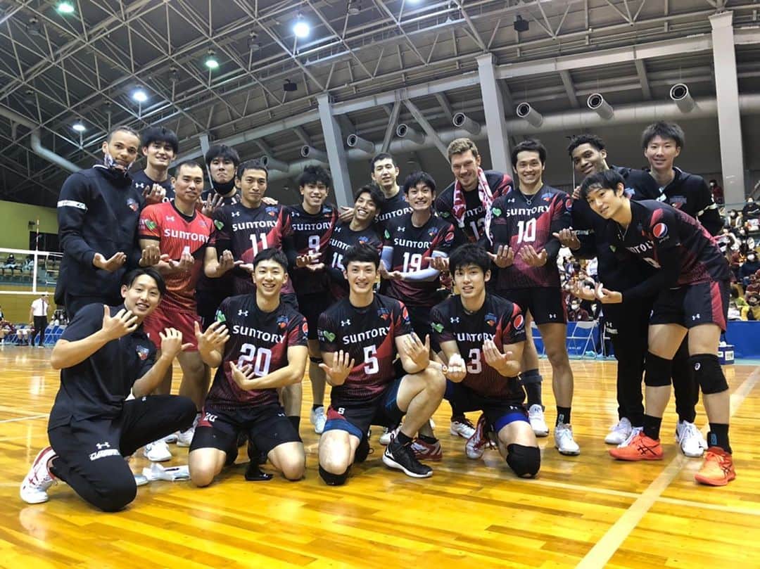 喜入祥充のインスタグラム：「5勝目！！！  謙也さんの なんのポーズでしょうに対しての答えを報告させて頂きます。  いつも応援して頂いている皆様へ  遅れての報告かつ私事で恐縮ですが、今年に入って大学時代からお付き合いのあった女性と結婚に至ることができました。 そして、今日、待望の男の子を授かり、父親になる事ができました。 今日という特別な日を勝利で祝ってくれたチームに感謝です。 コロナの影響もあり、色んな予定が思う様に進んでおりませんが、これからの人生、幸せな家庭を築けるよう、共にゆっくりと歩んでいきたいと思います。 今まで応援頂いた皆様への感謝の気持ちを忘れず、今後もより一層頑張って参りますので、これまでと変わらぬ応援を宜しくお願い致します。  #5勝目 #サンバーズ #11月1日 #父親になった日 #抱っこポーズ #松林パパではなく #新米喜入パパ」