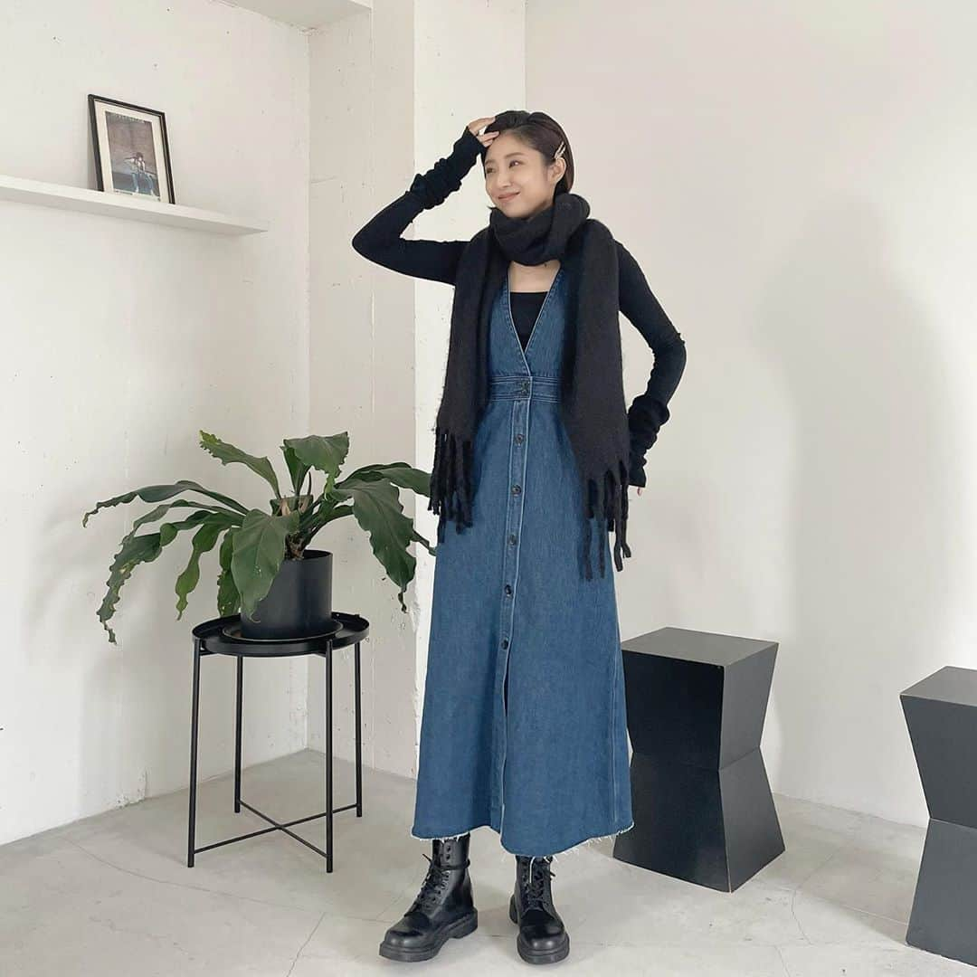 izu（出岡美咲）さんのインスタグラム写真 - (izu（出岡美咲）Instagram)「そんな今日の私服です。 デコルテ出すと 秋冬の黒も重たくならない。  DENIM OP @lagunamoon_com  BOOTS @drmartens_japan  STOL @akte_official  HAIR ACCESSORYS @serialnumber000   薄着に アームウォーマー ＋ストール　好き🦋  #秋冬コーデ #ワンピース #ワンピースコーデ #秋服 #ブラックコーデ #デニムワンピ #lagunamoon #akte #drmartens #drmartensstyle #マーチン #高身長コーデ #高身長女子 #169 #ボブアレンジ #ボブヘアー #ボブヘアアレンジ #STOL #ストールコーデ #ストール #ストール巻き方」11月1日 19時52分 - izu_stagram