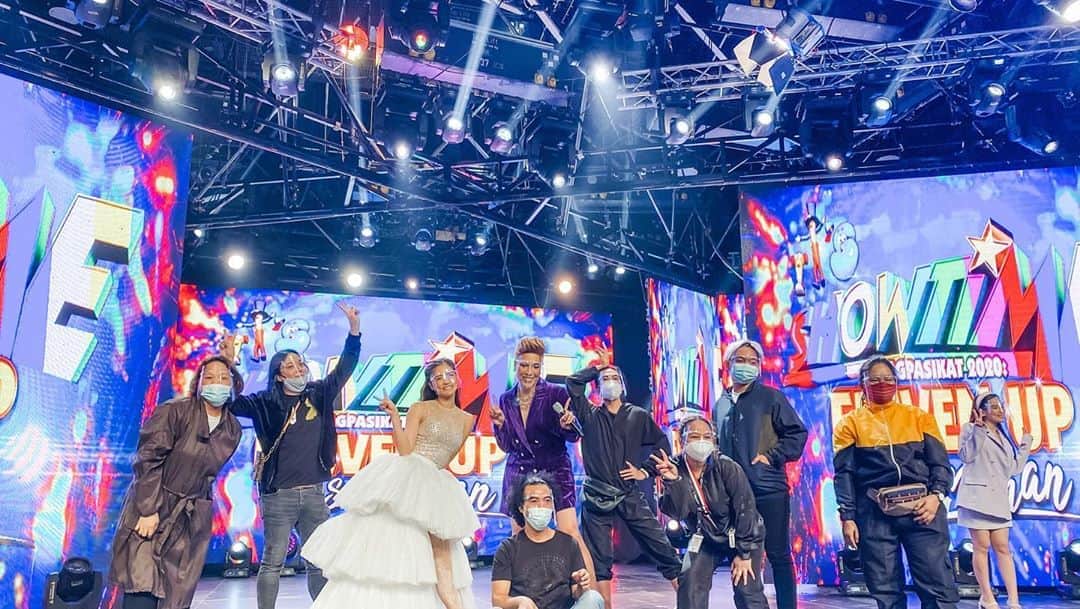 Kim Chiuさんのインスタグラム写真 - (Kim ChiuInstagram)「Still in #ShowtimeMagpasikat2020 high!🤩 thank you again @itsshowtimena family for the experience especially to #TeamViceKim had so much fun from late night zoom meetingsssss, hours of planning everything to concept, sharing of ideas, and it finally came to life! Team work it is!!!✨✨✨ to mama @praybeytbenjamin galing mo mama.,, henyo!!! Music researcher, visuals lahat na!! Hehehe thank you TEAM, ang saya!!!!!!❤️ sa staff, artdept, sa naglinis sa mga kalat ko, props men, dgrind, cameraman, direk bobet, lightsman and the band thank you!!!!❤️ Happy 11th anniversary #ItsShowtime ✨👏🏼👏🏼👏🏼👏🏼👏🏼✨ #grateful. . . You can watch all our magpasikat performce sa its showtime na official facebook page!💙」11月1日 19時53分 - chinitaprincess