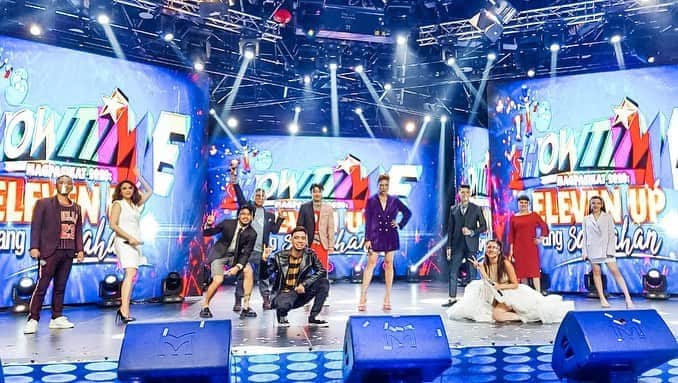 Kim Chiuさんのインスタグラム写真 - (Kim ChiuInstagram)「Still in #ShowtimeMagpasikat2020 high!🤩 thank you again @itsshowtimena family for the experience especially to #TeamViceKim had so much fun from late night zoom meetingsssss, hours of planning everything to concept, sharing of ideas, and it finally came to life! Team work it is!!!✨✨✨ to mama @praybeytbenjamin galing mo mama.,, henyo!!! Music researcher, visuals lahat na!! Hehehe thank you TEAM, ang saya!!!!!!❤️ sa staff, artdept, sa naglinis sa mga kalat ko, props men, dgrind, cameraman, direk bobet, lightsman and the band thank you!!!!❤️ Happy 11th anniversary #ItsShowtime ✨👏🏼👏🏼👏🏼👏🏼👏🏼✨ #grateful. . . You can watch all our magpasikat performce sa its showtime na official facebook page!💙」11月1日 19時53分 - chinitaprincess