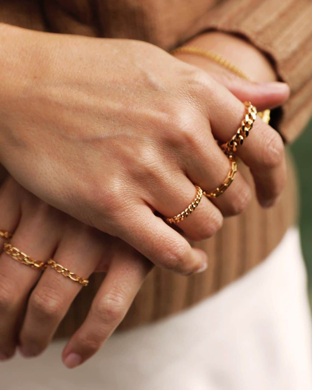 Estée Lalondeのインスタグラム：「You know you want to.  Shop my chain rings (available in silver and gold) 💖   When in doubt, size up in the chain rings :)  @daisy_jewellery #esteelalondeXdaisy #linkinbio」