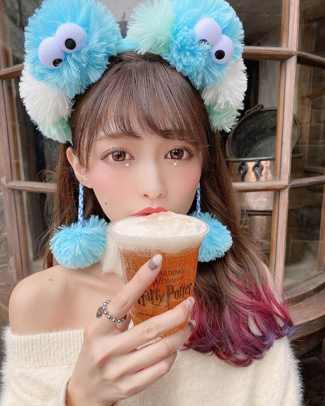 りなてぃさんのインスタグラム写真 - (りなてぃInstagram)「﻿ ﻿ ﻿ 👨🏻のバタービール🍺（笑）﻿ ﻿  Halloweenに載せる予定だったから﻿ パールを付けて Halloween仕様にしたの👀💓﻿ ﻿ カチューシャはクッキーモンスター🍪♥️﻿ ﻿ エルモたちもHalloweenの飾り付けて﻿ てくてくしてて可愛かったなぁ〜🤤💓💭﻿ ﻿ ﻿ 東京に向けての準備が大変だけど﻿ とにかくたのしい〜♡わくわく﻿ ﻿ 不安を楽しみに変えてくれるスタッフさんに﻿ 感謝でいっぱいだ🥺💓﻿ ﻿ ﻿ そして来週発売のリングがめちゃくちゃ可愛いね🤦🏻‍♀️💓﻿ このコーデはWEARに載せてあるのでよかったら見てね💓﻿ ﻿ ﻿ #カラコン #アイメイク #ラッシュリフト ﻿ #シルバーアクセサリー #デカ目メイク #コスメ ﻿ #コスメ好き  #自まつ毛メイク #りなてぃー ﻿ #ユニバ #ユニバーサルスタジオジャパン #usj﻿ ﻿ ﻿ ﻿ ﻿」11月1日 19時56分 - rinatea_25