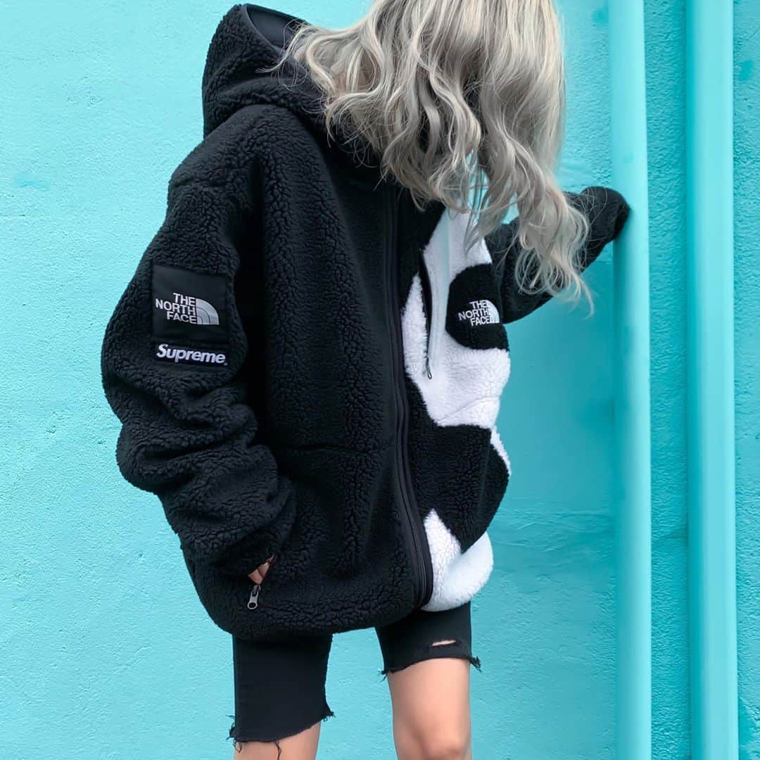 Supreme Mihoのインスタグラム：「🖤🐏🖤 ✩ "MOCO MOCO" ✩ ✔️S Logo Fleece Jacket...M ✩ 絶対着たかったモコモコちゃん🥺💭 可愛い可愛い可愛い❤️ 内側もあったかいやーつで最高💯🖤 ✩ @supreme_leaks_news @suptalk @supreme__hustle @supcommunity @dropsbyjay @strictlypreme @mrbld  #supreme #thenorthface  #supremenyc #supremenewyork #supremetnf #supremenorthface #supremeteam #supremeheat #supremeboxlogo #supremegirl #streetfashion #streetwear #streetstyle #streetgirl #hypeaf #hypefeet #シュプリーム #ストリートファッション #ストリート #ノースフェイス #フリースジャケット」