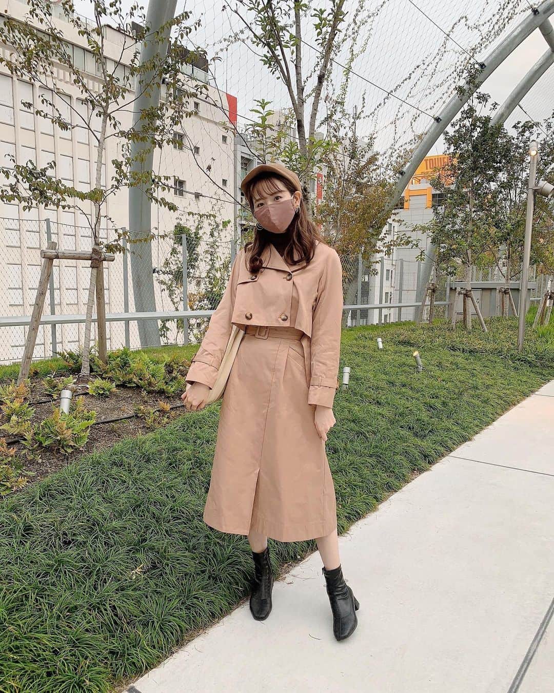 SHIHORINのインスタグラム：「𓂃 𓈒❁⃘  @jour.de.muguet のTrench set up dress🧸🤎 やっと着れた☺️♡ シルエット綺麗で最高に可愛い〜👗 来週のPOP UPも行くんだ🥰  サイン会で久しぶりに ゆかるんとすぅとゆっくりお話しできて楽しすぎた🥺💕 余韻ひたひた𓂅𓈒𓏸𓐍 ツアーも楽しみ🥺🎸🎹  #fashion #code #coordinate #outfit #jourdemuguet #herlipto  #miyashitapark #silentsiren #コーデ #今日のコーデ #高身長コーデ  #トレンチコート #トレンチコートコーデ #キャスケット #トレンチワンピース #ジュールドミュゲ #サイサイ」