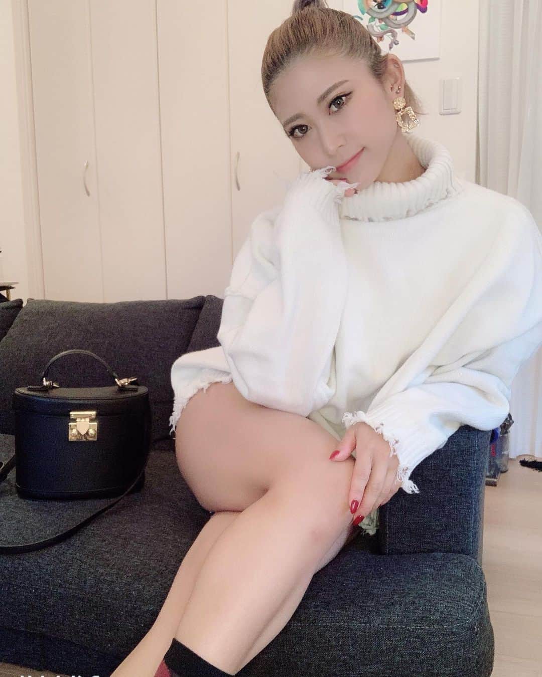 Kumiのインスタグラム：「. 最近はオールバックに 高めのお団子作るのに ハマってます。💇‍♀️ . . . #お団子ヘア #ヘアアレンジ　#kumiの部屋 #インスタ映え #自撮り #selfie  #FF #instafollow #tagforlikes #f4f #l4l #love #海外セレブファッション #fashion #fashionista #fashiongram #fashionstyle #白ニット　#ニットワンピース」