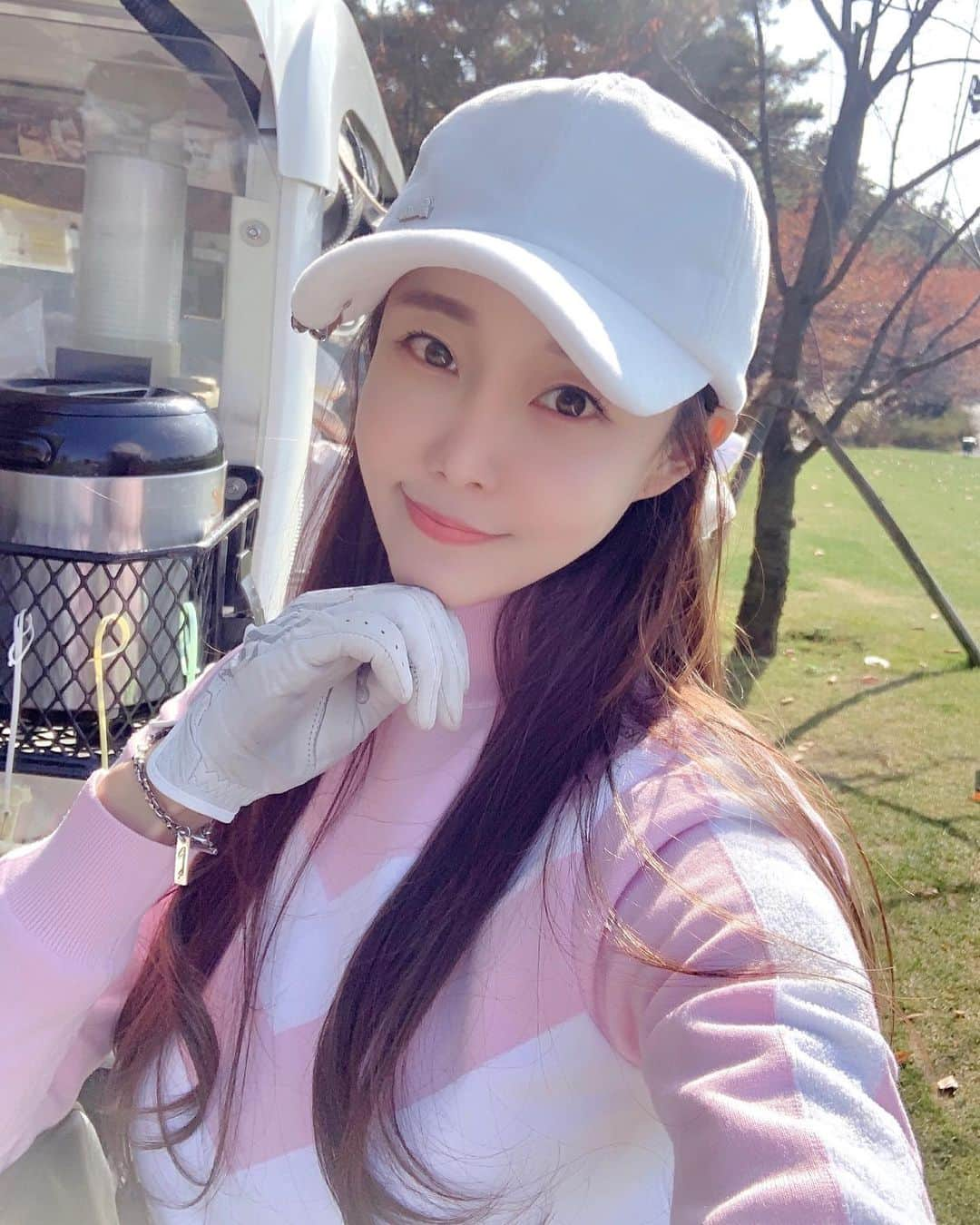 チェ・スルギさんのインスタグラム写真 - (チェ・スルギInstagram)「. 핑쿠엔데리와  가을골푸 🎀🌸⛳️  골프웨어는 스릭슨  디자인도 예뿌고 따뜻하고 편하고 채고다아앙💕>_<  . . . @srixongolfwear.official  #스릭슨 #스릭슨골프웨어  #srixongolf #srixongolfwear」11月1日 20時07分 - angel9028