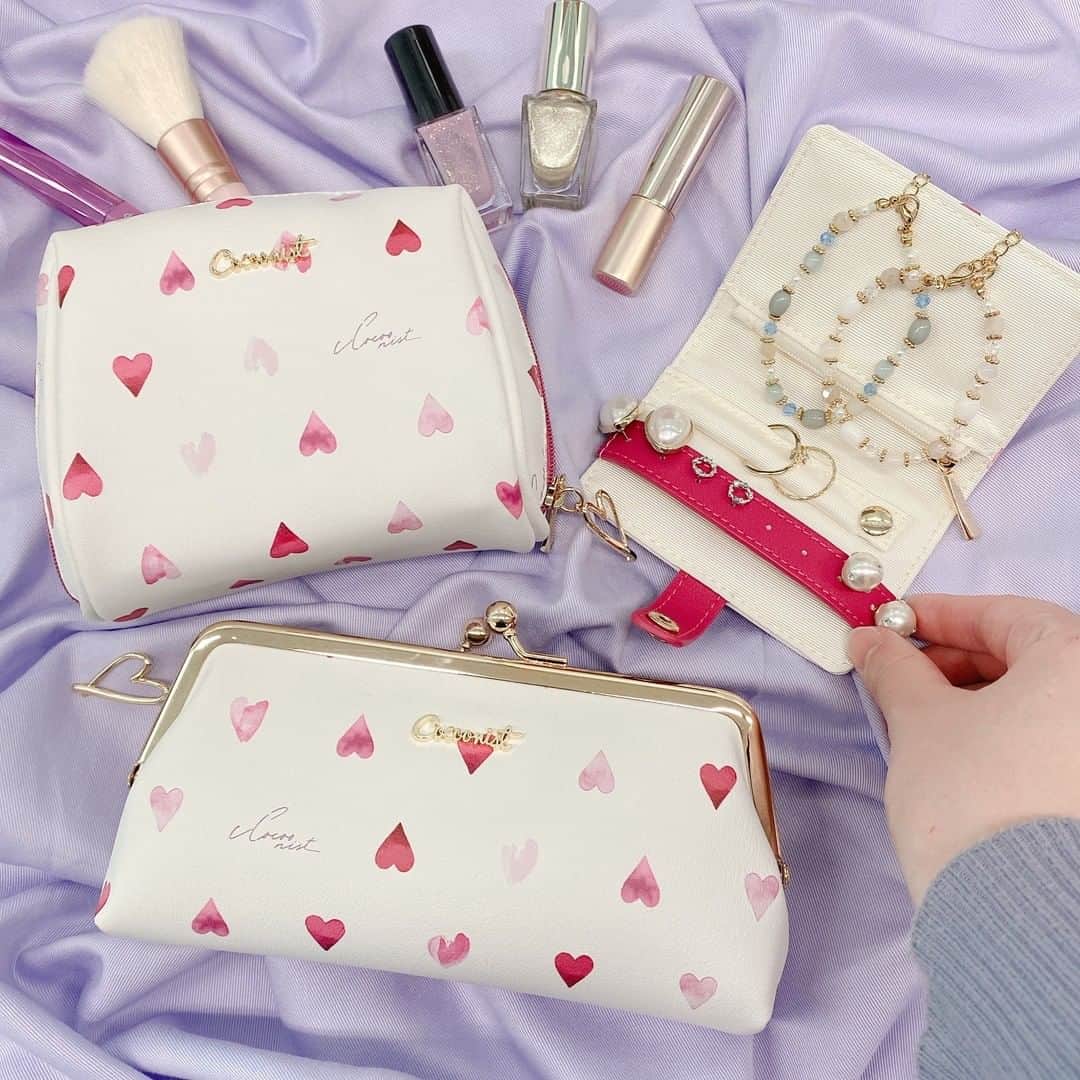 Cocoonistさんのインスタグラム写真 Cocoonistinstagram ハート柄がキュートな眼鏡ペンケース 眼鏡ケース としての用途はもちろんペンケースとしても使える機能性の高いアイテムなんです この他にも 手帳のような形で広げて使用可能なミニアクセサリーケース