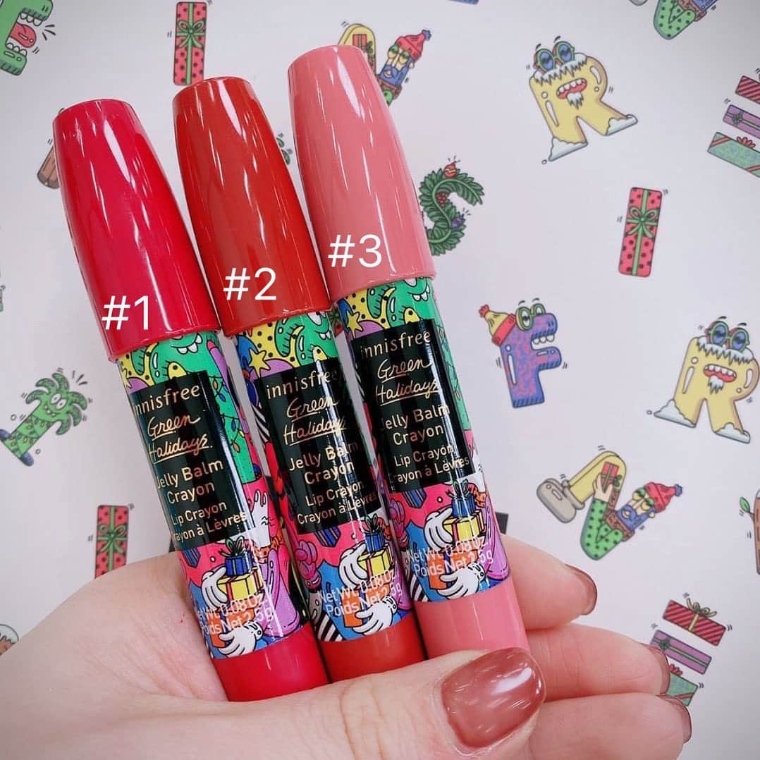 ひよんのインスタグラム：「🎄💝 ㅤㅤㅤㅤㅤㅤㅤㅤㅤㅤㅤㅤㅤ イニスフリーのグリーンホリデーコレクションを レビューするね🤶💞 ㅤㅤㅤㅤㅤㅤㅤㅤㅤㅤㅤㅤㅤ ⭐️2020 Green Holidays Edition⭐️ 今年は〈ギフト〉がテーマで家族や お友達に贈れるアイテムが多め❤️ クリスマスは自分もプレゼントをもらったら嬉しいけど、 その分誰かにプレゼントを選ぶことも多いから 何か迷ったときはイニスフリーを見てみたらいいかも☺️💓 パッケージもホリデー仕様でとっても可愛いよ😆！ ミニサイズのスキンケアアイテムたちを セット買いできたりもするから 自分が少し試してみたいアイテムがあったら 自分に贈るプレゼントとしてもいいと思った😋🧡 ㅤㅤㅤㅤㅤㅤㅤㅤㅤㅤㅤㅤㅤ ひよんはやっぱりコスメが好きだから リップクレヨンを選んで見たのだけど、 リップバームみたいなつけ心地がお気に入り😍 最近こういうスティックタイプが増えてる気がする🤭💄 発色いいしテクスチャーいいし言うことなしです🎉💓  #make #makeup #Christmascoffret #pr #rip #クリスマスコフレ #イニスフリー #グリーンホリデー2020　#GREENHOLIDAYS2020 #ひよん」