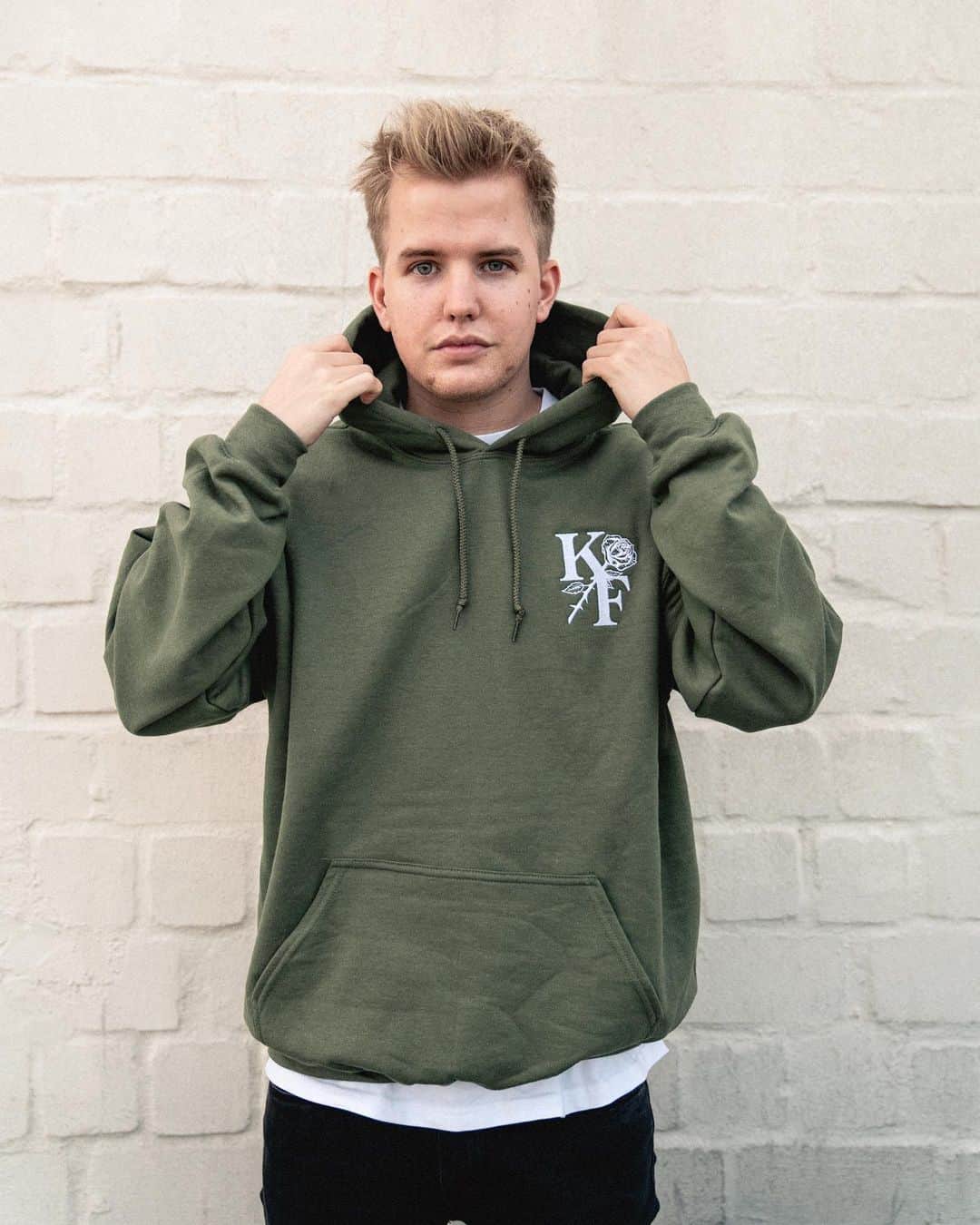 Kayefのインスタグラム：「We are online 🙌🏻 Neuer Shop Drop auf www.kayef-shop.de :) Schaut rein und gönnt euch ❤️ #kayefmerch」